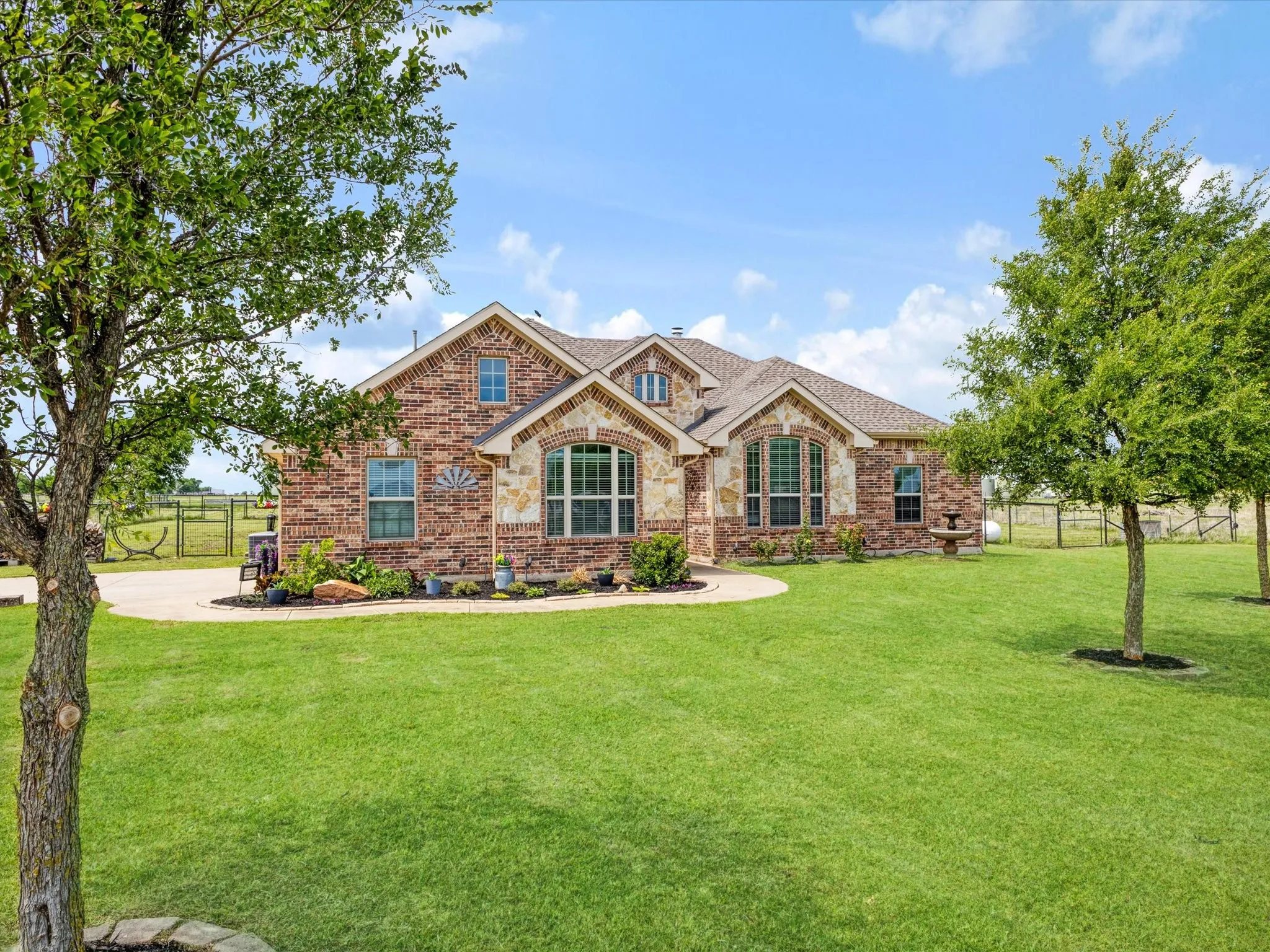 Single Family Residence For Sale in Denton County , 111 Petes Court, Ponder, Texas 76259, 4 Bedroom, 2 Bathroom, 2 Garage spaces, 2,359 Sqft, built in 2013, mls#21312720, Real Estate Agent in Ponder, Homes For Sale in Denton county, Homes For Sale in Ponder, Realtor in Ponder Texas, Real Estate Brokerage Independent Realty Texas, Luminita Cordes Realtor