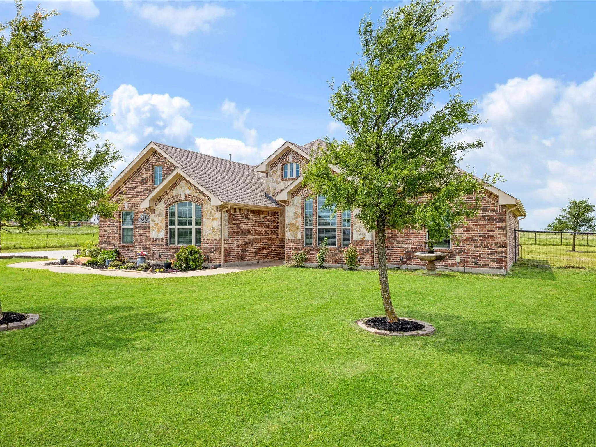 Single Family Residence For Sale in Denton County , 111 Petes Court, Ponder, Texas 76259, 4 Bedroom, 2 Bathroom, 2 Garage spaces, 2,359 Sqft, built in 2013, mls#21312720, Real Estate Agent in Ponder, Homes For Sale in Denton county, Homes For Sale in Ponder, Realtor in Ponder Texas, Real Estate Brokerage Independent Realty Texas, Luminita Cordes Realtor