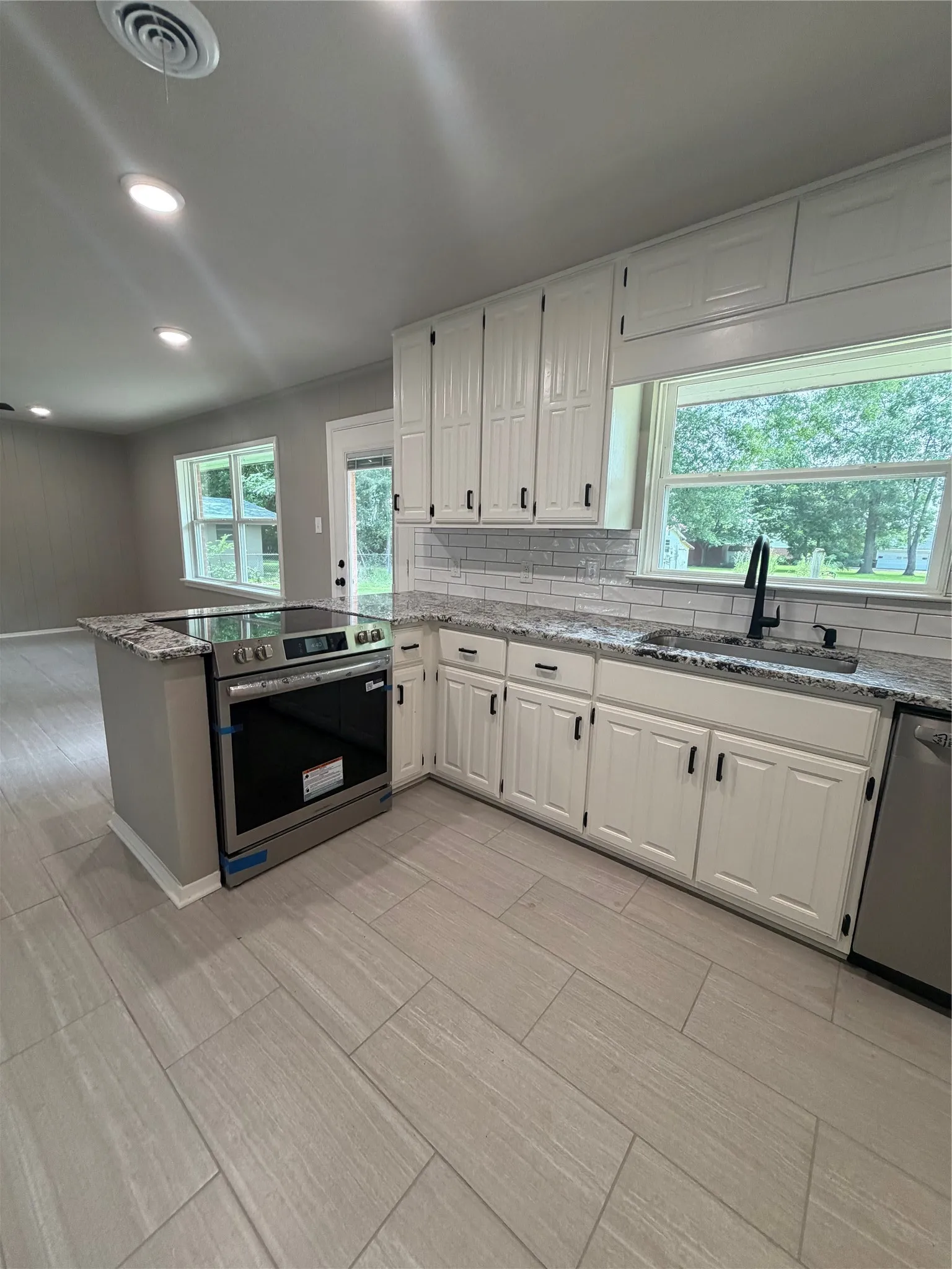 Single Family Residence For Sale in Hopkins County , 1601 San Jacinto Street, Sulphur Springs, Texas 75482, 3 Bedroom, 2 Bathroom, 2 Garage spaces, 1,870 Sqft, built in 1958, mls#21311866, Real Estate Agent in Sulphur Springs, Homes For Sale in Hopkins county, Homes For Sale in Sulphur Springs, Realtor in Sulphur Springs Texas, Real Estate Brokerage Independent Realty Texas, Luminita Cordes Realtor