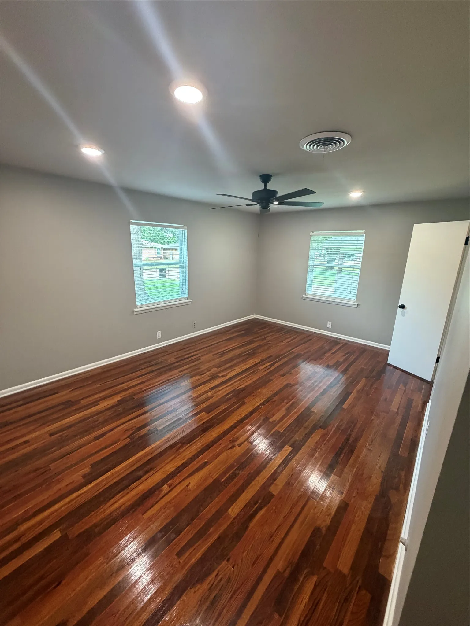 Single Family Residence For Sale in Hopkins County , 1601 San Jacinto Street, Sulphur Springs, Texas 75482, 3 Bedroom, 2 Bathroom, 2 Garage spaces, 1,870 Sqft, built in 1958, mls#21311866, Real Estate Agent in Sulphur Springs, Homes For Sale in Hopkins county, Homes For Sale in Sulphur Springs, Realtor in Sulphur Springs Texas, Real Estate Brokerage Independent Realty Texas, Luminita Cordes Realtor