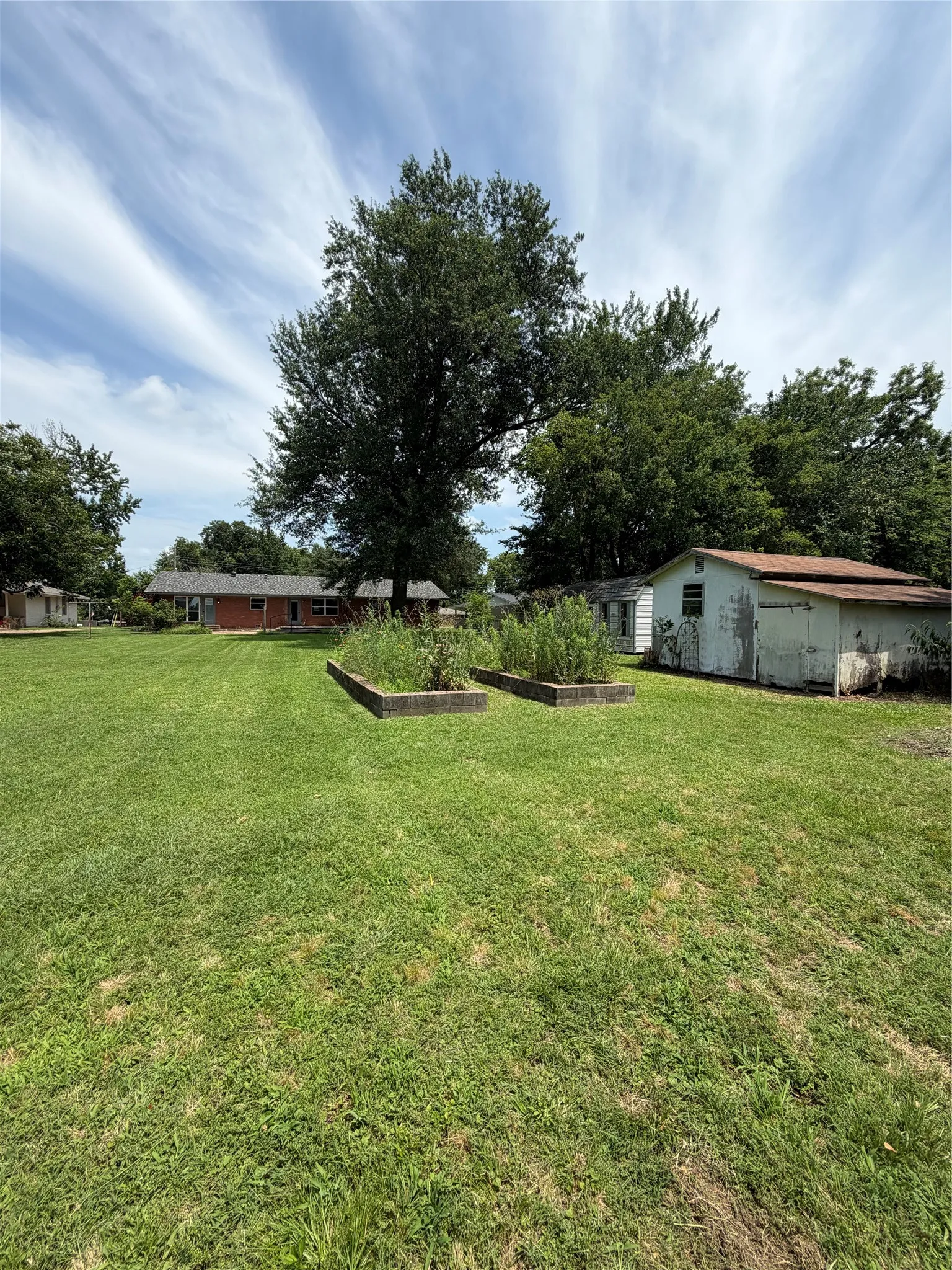 Single Family Residence For Sale in Hopkins County , 1601 San Jacinto Street, Sulphur Springs, Texas 75482, 3 Bedroom, 2 Bathroom, 2 Garage spaces, 1,870 Sqft, built in 1958, mls#21311866, Real Estate Agent in Sulphur Springs, Homes For Sale in Hopkins county, Homes For Sale in Sulphur Springs, Realtor in Sulphur Springs Texas, Real Estate Brokerage Independent Realty Texas, Luminita Cordes Realtor