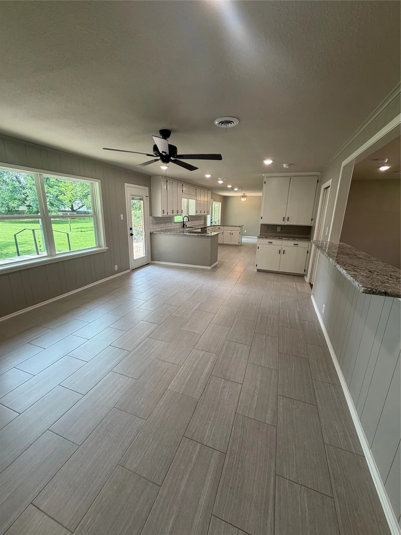 Single Family Residence For Sale in Hopkins County , 1601 San Jacinto Street, Sulphur Springs, Texas 75482, 3 Bedroom, 2 Bathroom, 2 Garage spaces, 1,870 Sqft, built in 1958, mls#21311866, Real Estate Agent in Sulphur Springs, Homes For Sale in Hopkins county, Homes For Sale in Sulphur Springs, Realtor in Sulphur Springs Texas, Real Estate Brokerage Independent Realty Texas, Luminita Cordes Realtor