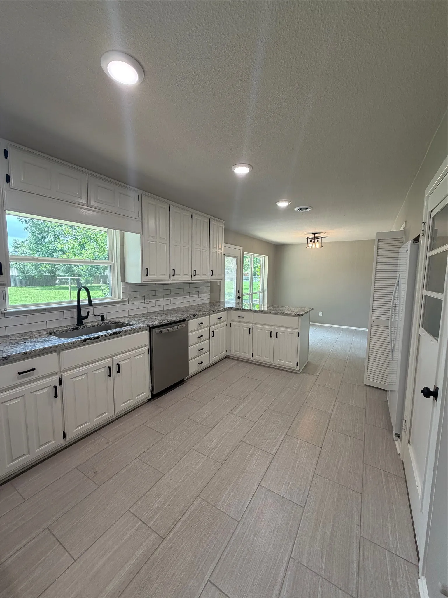 Single Family Residence For Sale in Hopkins County , 1601 San Jacinto Street, Sulphur Springs, Texas 75482, 3 Bedroom, 2 Bathroom, 2 Garage spaces, 1,870 Sqft, built in 1958, mls#21311866, Real Estate Agent in Sulphur Springs, Homes For Sale in Hopkins county, Homes For Sale in Sulphur Springs, Realtor in Sulphur Springs Texas, Real Estate Brokerage Independent Realty Texas, Luminita Cordes Realtor