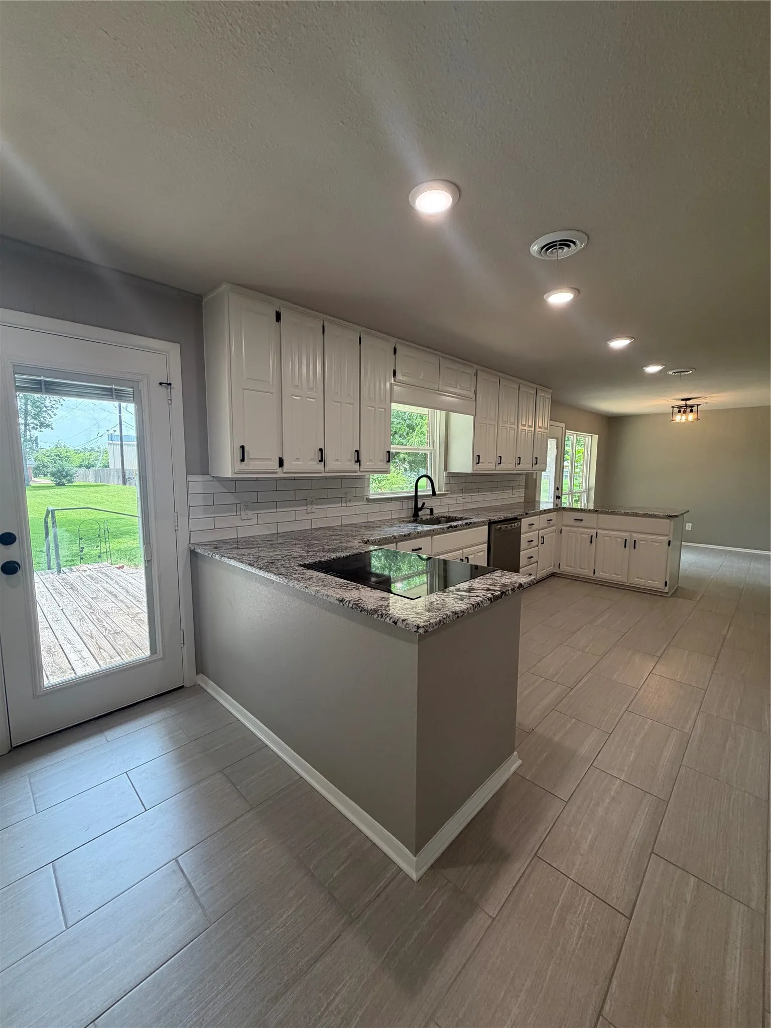 Single Family Residence For Sale in Hopkins County , 1601 San Jacinto Street, Sulphur Springs, Texas 75482, 3 Bedroom, 2 Bathroom, 2 Garage spaces, 1,870 Sqft, built in 1958, mls#21311866, Real Estate Agent in Sulphur Springs, Homes For Sale in Hopkins county, Homes For Sale in Sulphur Springs, Realtor in Sulphur Springs Texas, Real Estate Brokerage Independent Realty Texas, Luminita Cordes Realtor