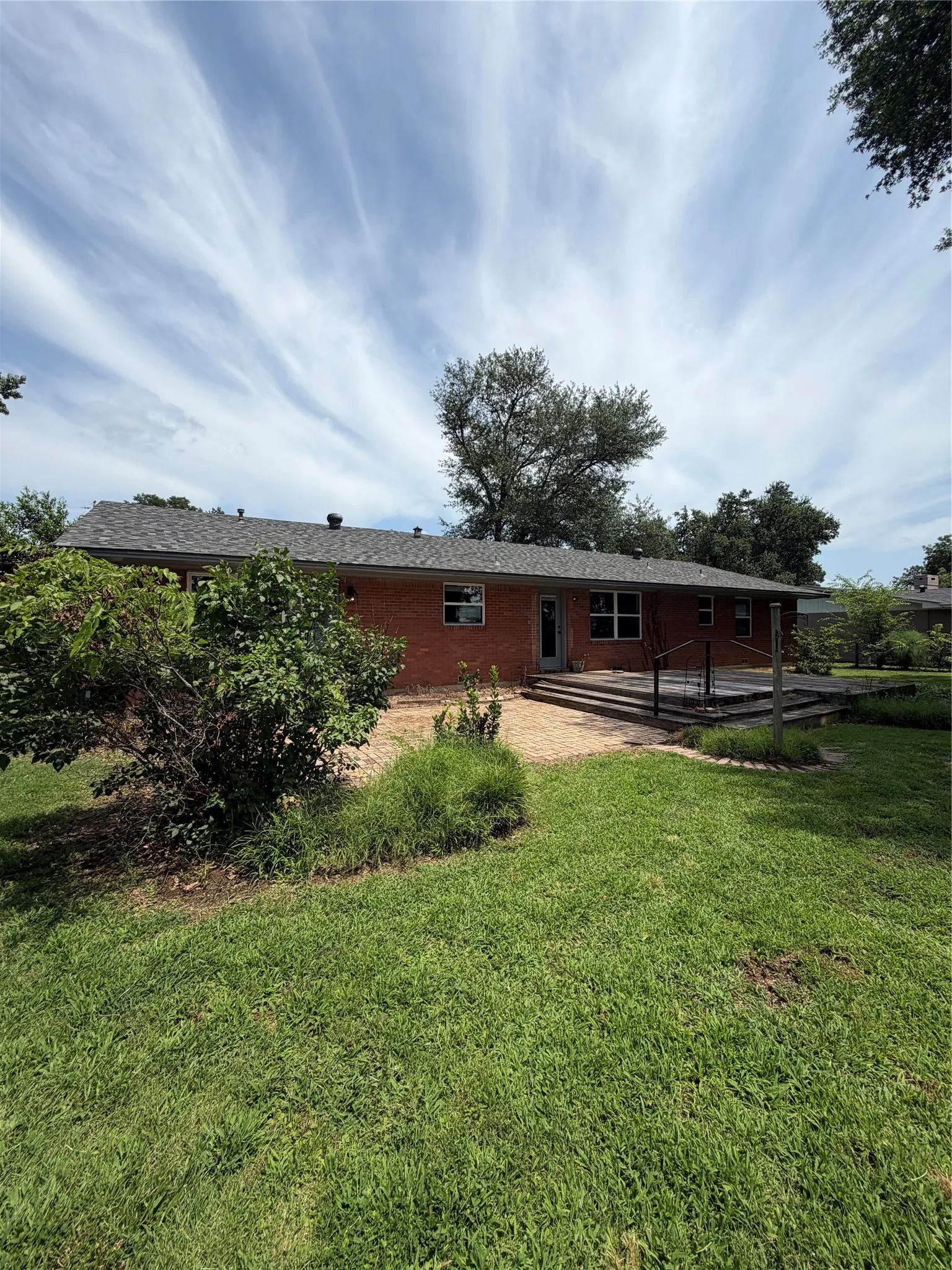 Single Family Residence For Sale in Hopkins County , 1601 San Jacinto Street, Sulphur Springs, Texas 75482, 3 Bedroom, 2 Bathroom, 2 Garage spaces, 1,870 Sqft, built in 1958, mls#21311866, Real Estate Agent in Sulphur Springs, Homes For Sale in Hopkins county, Homes For Sale in Sulphur Springs, Realtor in Sulphur Springs Texas, Real Estate Brokerage Independent Realty Texas, Luminita Cordes Realtor