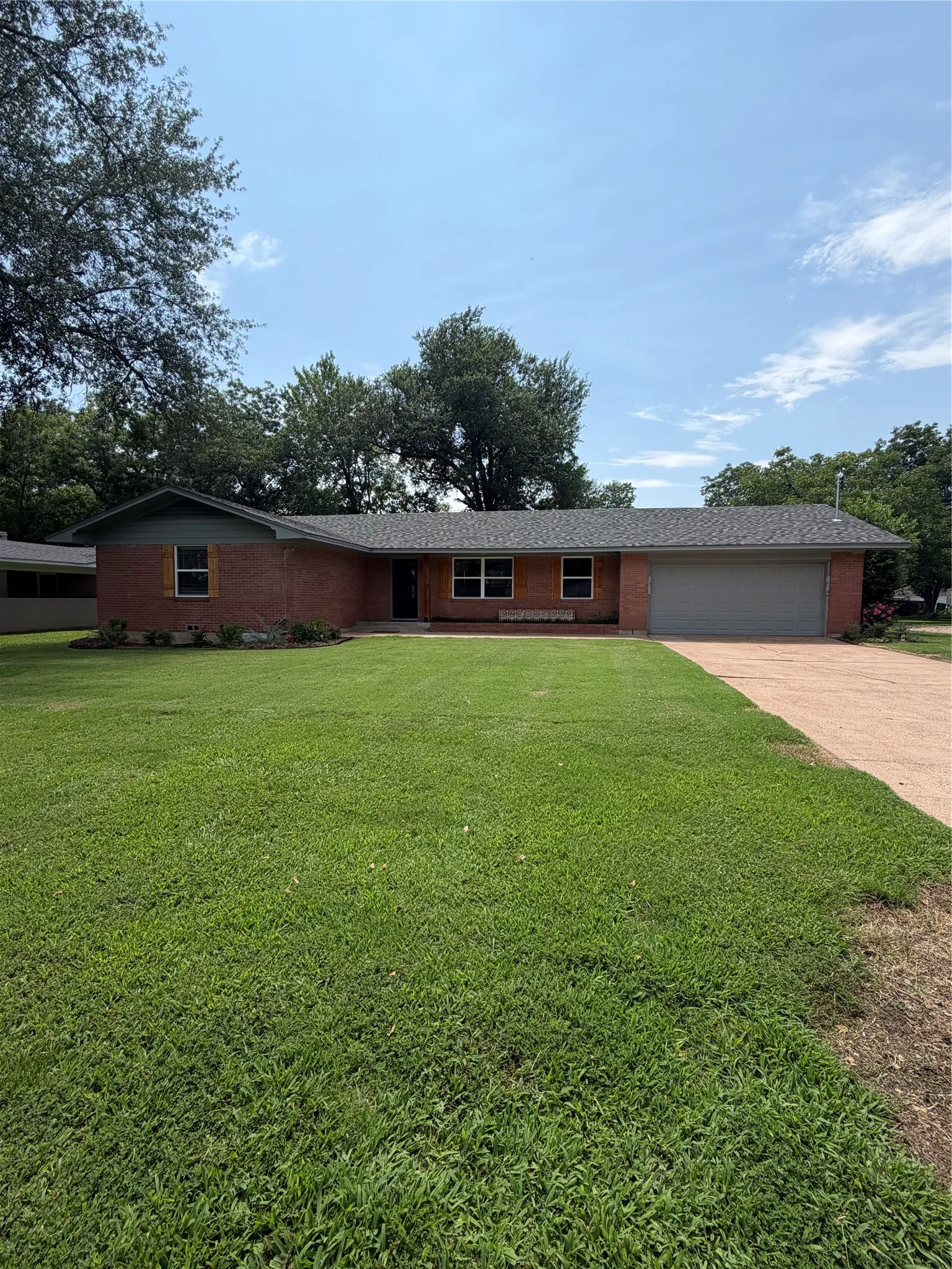 Single Family Residence For Sale in Hopkins County , 1601 San Jacinto Street, Sulphur Springs, Texas 75482, 3 Bedroom, 2 Bathroom, 2 Garage spaces, 1,870 Sqft, built in 1958, mls#21311866, Real Estate Agent in Sulphur Springs, Homes For Sale in Hopkins county, Homes For Sale in Sulphur Springs, Realtor in Sulphur Springs Texas, Real Estate Brokerage Independent Realty Texas, Luminita Cordes Realtor