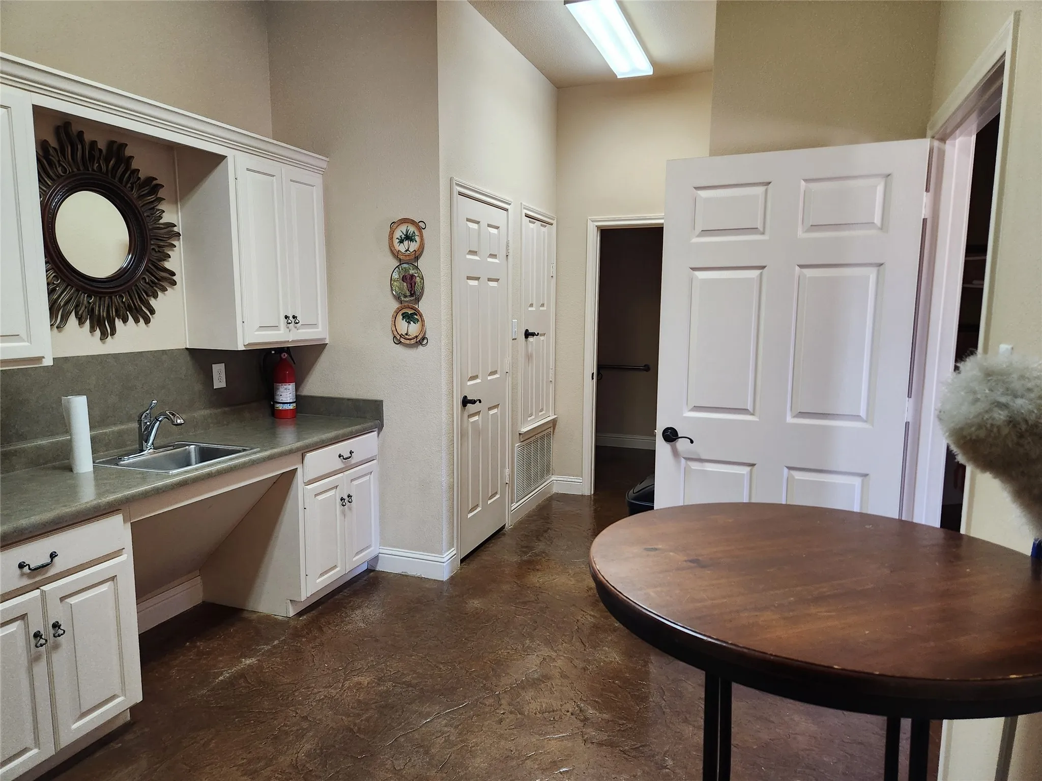 Office For Rent in Ellis County , 1905 W Ennis Avenue 301, Ennis, Texas 75119, 0, 0, Garage spaces, 0 Sqft, built in 2004, mls#21312798, Real Estate Agent in Ennis, Homes For Rent in Ellis county, Homes For Rent in Ennis, Realtor in Ennis Texas, Real Estate Brokerage Independent Realty Texas, Luminita Cordes Realtor
