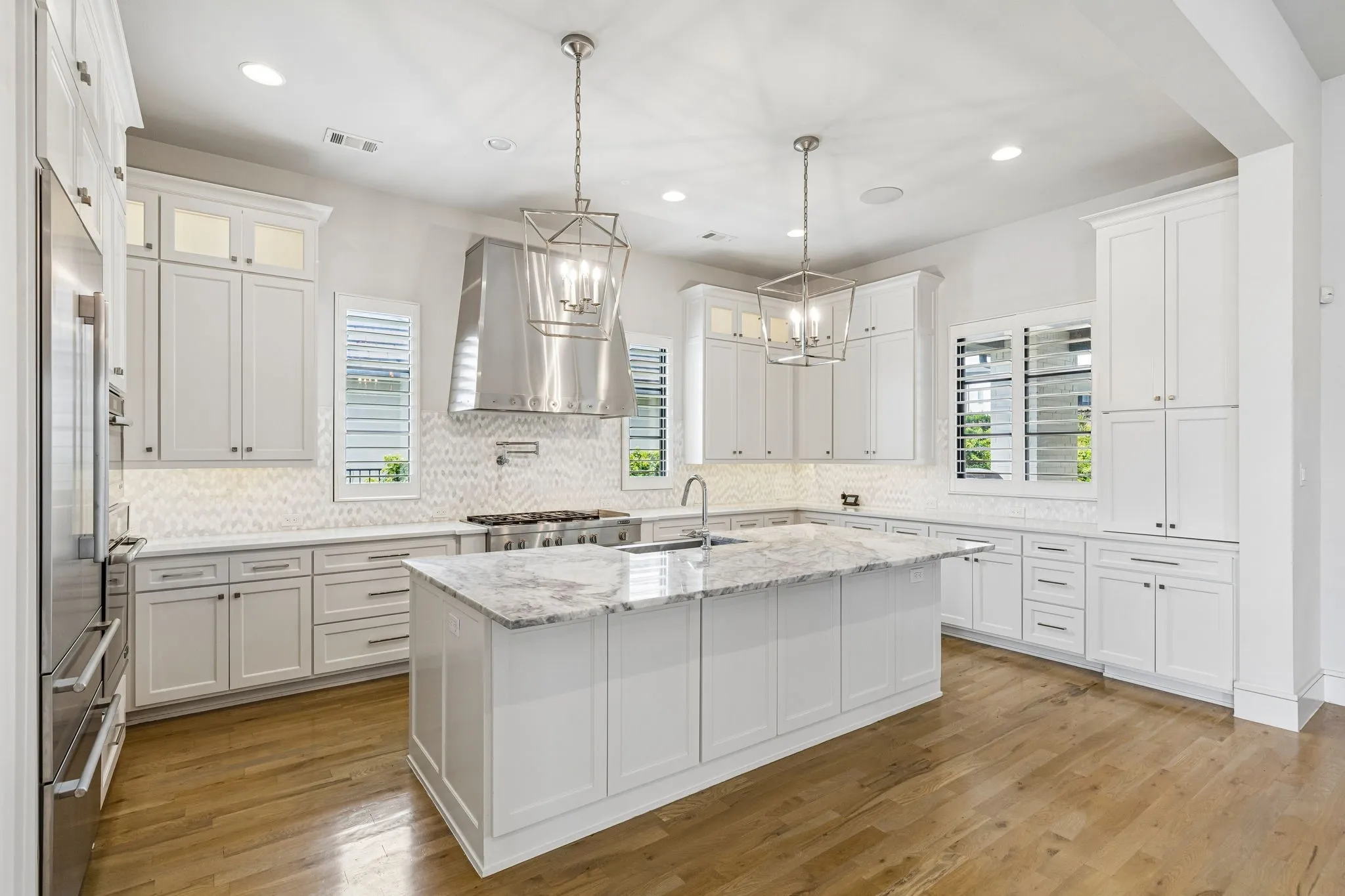 An ideal kitchen: huge island, loads of cabinets