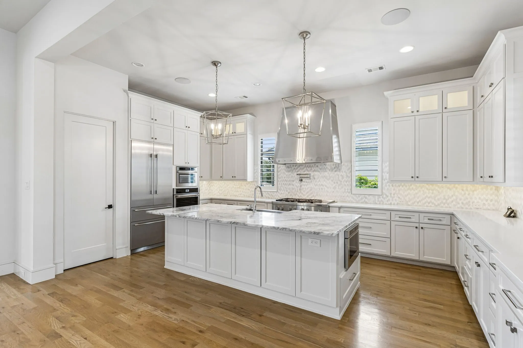 Single Family Residence For Sale in Tarrant County , 8605 Colina Terrace, Benbrook, Texas 76126, 4 Bedroom, 4 Bathroom, 2 Garage spaces, 4,273 Sqft, built in 2018, mls#21312314, Real Estate Agent in Benbrook, Homes For Sale in Tarrant county, Homes For Sale in Benbrook, Realtor in Benbrook Texas, Real Estate Brokerage Independent Realty Texas, Luminita Cordes Realtor