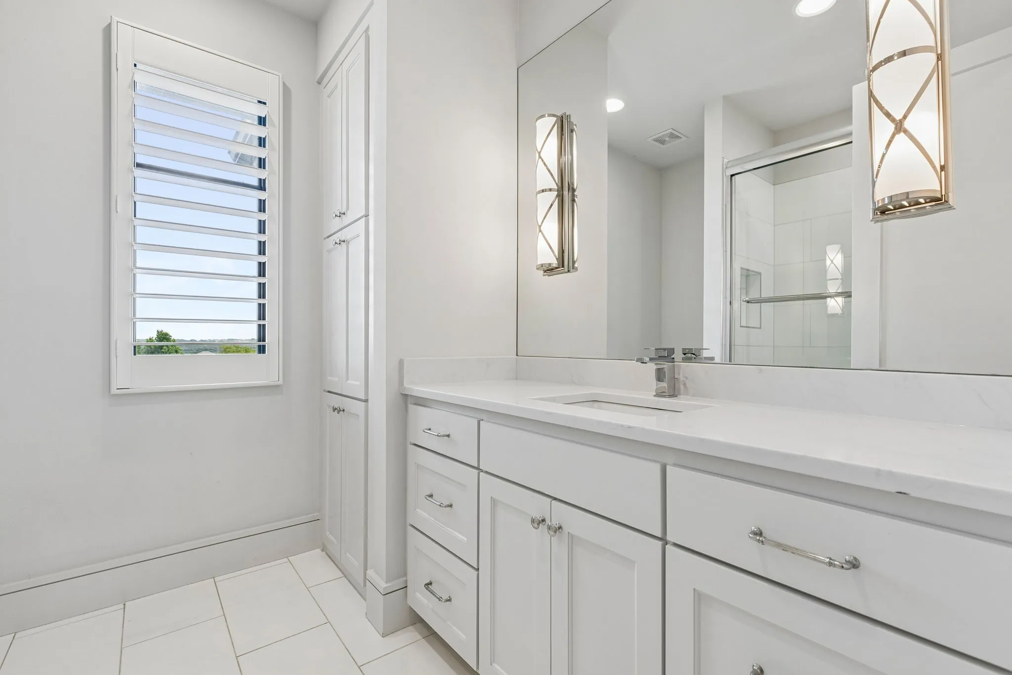 Bath for the gameroom and front bedroom