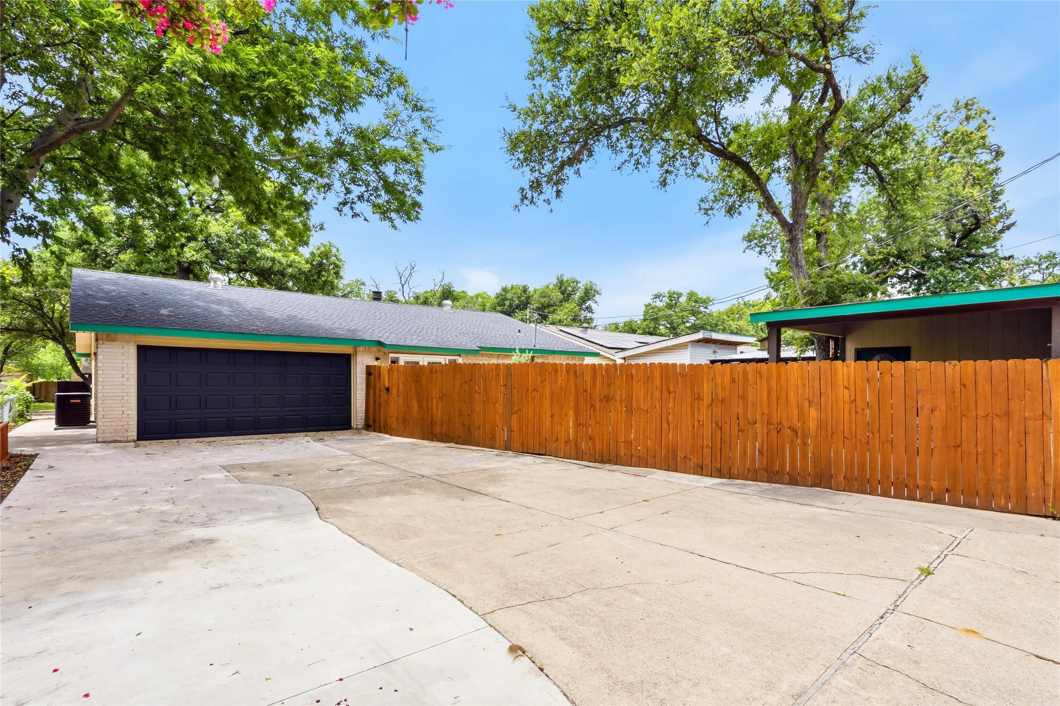 Single Family Residence For Sale in Denton County , 1113 Winterwood Drive, Lewisville, Texas 75067, 3 Bedroom, 2 Bathroom, 2 Garage spaces, 1,584 Sqft, built in 1970, mls#21312854, Real Estate Agent in Lewisville, Homes For Sale in Denton county, Homes For Sale in Lewisville, Realtor in Lewisville Texas, Real Estate Brokerage Independent Realty Texas, Luminita Cordes Realtor