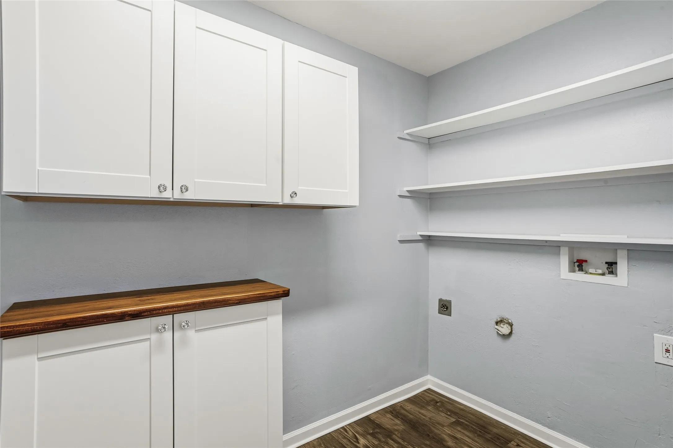 Single Family Residence For Sale in Denton County , 1113 Winterwood Drive, Lewisville, Texas 75067, 3 Bedroom, 2 Bathroom, 2 Garage spaces, 1,584 Sqft, built in 1970, mls#21312854, Real Estate Agent in Lewisville, Homes For Sale in Denton county, Homes For Sale in Lewisville, Realtor in Lewisville Texas, Real Estate Brokerage Independent Realty Texas, Luminita Cordes Realtor