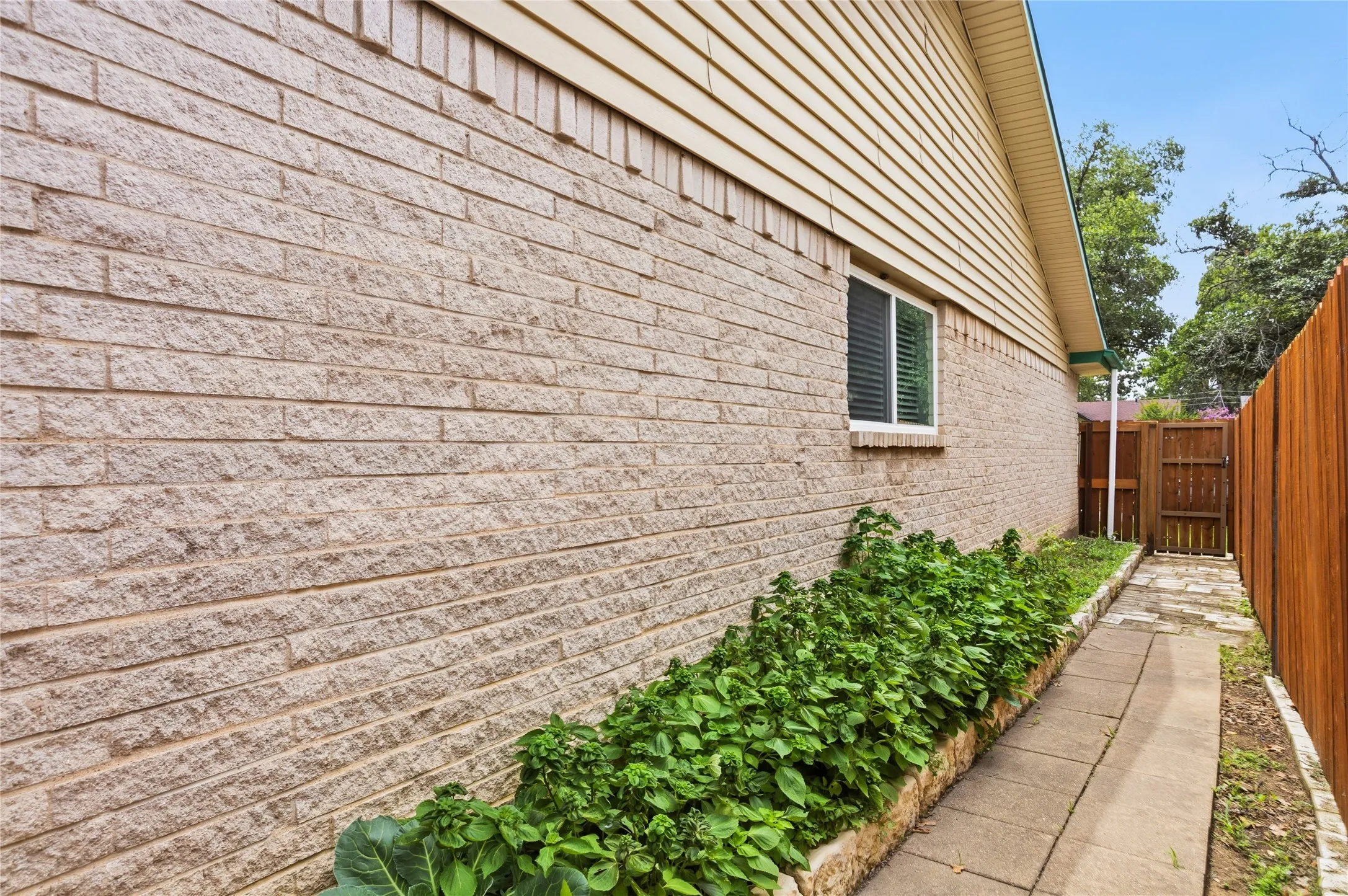 Single Family Residence For Sale in Denton County , 1113 Winterwood Drive, Lewisville, Texas 75067, 3 Bedroom, 2 Bathroom, 2 Garage spaces, 1,584 Sqft, built in 1970, mls#21312854, Real Estate Agent in Lewisville, Homes For Sale in Denton county, Homes For Sale in Lewisville, Realtor in Lewisville Texas, Real Estate Brokerage Independent Realty Texas, Luminita Cordes Realtor