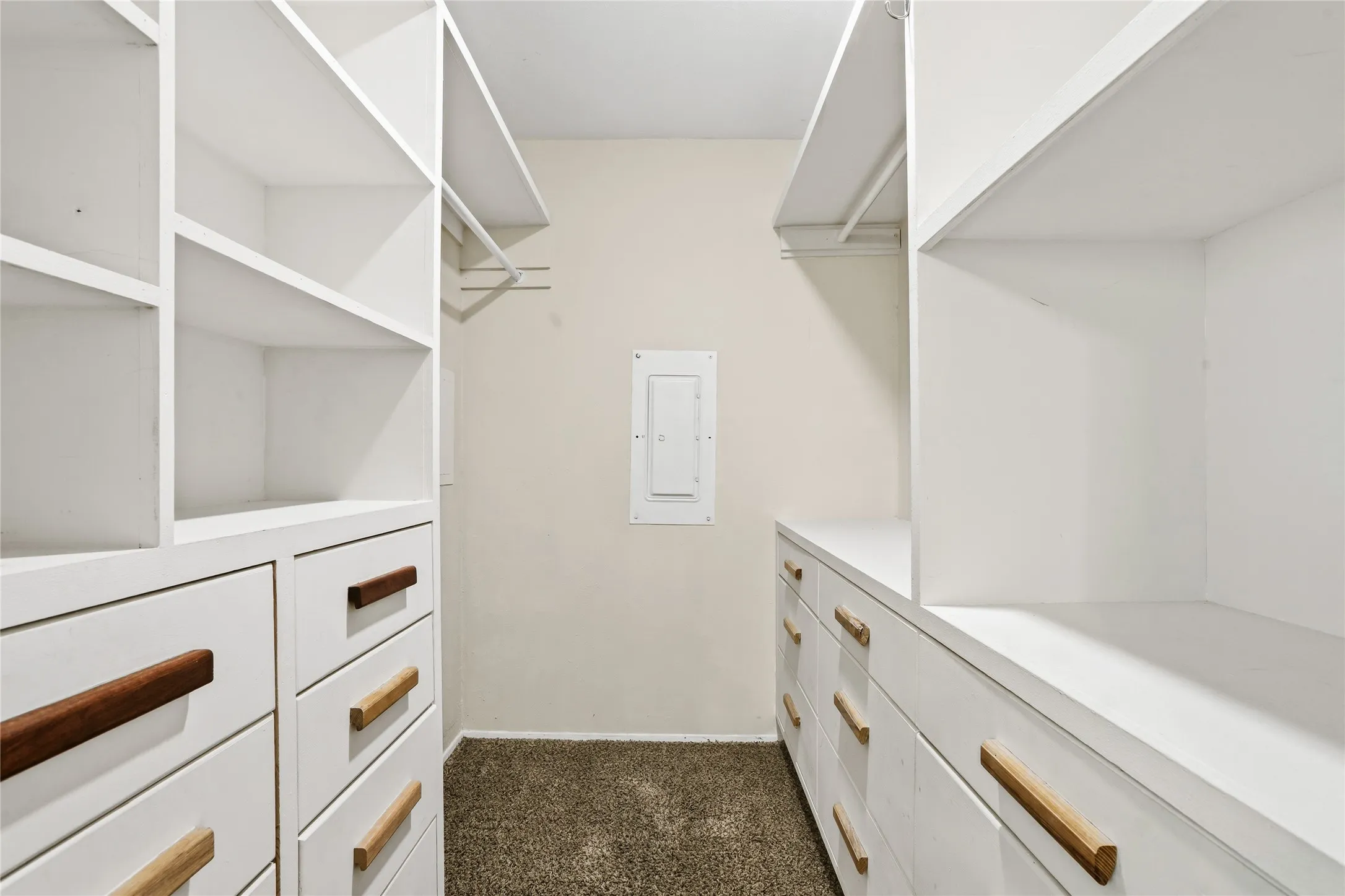 Single Family Residence For Sale in Denton County , 1113 Winterwood Drive, Lewisville, Texas 75067, 3 Bedroom, 2 Bathroom, 2 Garage spaces, 1,584 Sqft, built in 1970, mls#21312854, Real Estate Agent in Lewisville, Homes For Sale in Denton county, Homes For Sale in Lewisville, Realtor in Lewisville Texas, Real Estate Brokerage Independent Realty Texas, Luminita Cordes Realtor