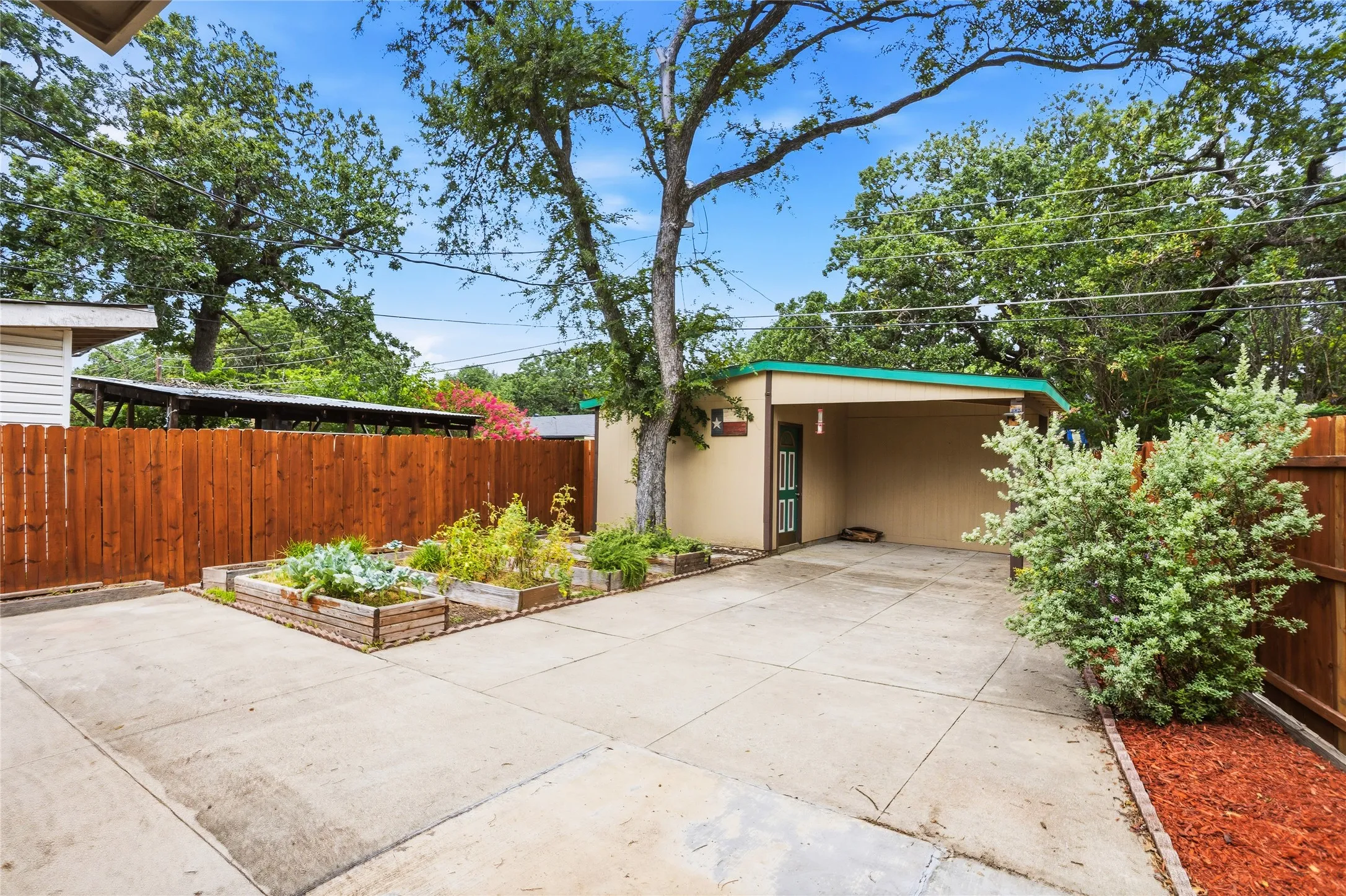 Single Family Residence For Sale in Denton County , 1113 Winterwood Drive, Lewisville, Texas 75067, 3 Bedroom, 2 Bathroom, 2 Garage spaces, 1,584 Sqft, built in 1970, mls#21312854, Real Estate Agent in Lewisville, Homes For Sale in Denton county, Homes For Sale in Lewisville, Realtor in Lewisville Texas, Real Estate Brokerage Independent Realty Texas, Luminita Cordes Realtor