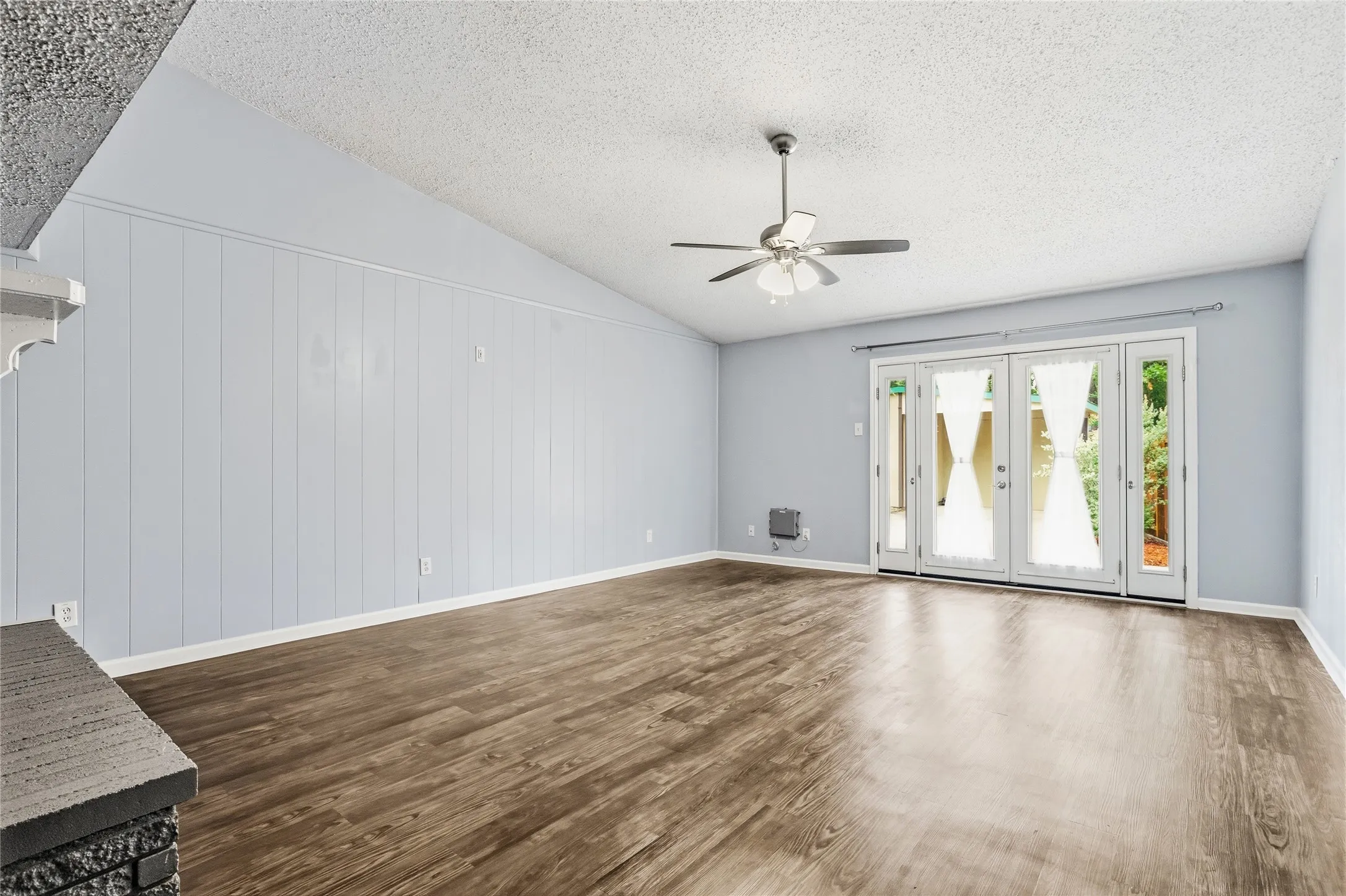 Single Family Residence For Sale in Denton County , 1113 Winterwood Drive, Lewisville, Texas 75067, 3 Bedroom, 2 Bathroom, 2 Garage spaces, 1,584 Sqft, built in 1970, mls#21312854, Real Estate Agent in Lewisville, Homes For Sale in Denton county, Homes For Sale in Lewisville, Realtor in Lewisville Texas, Real Estate Brokerage Independent Realty Texas, Luminita Cordes Realtor
