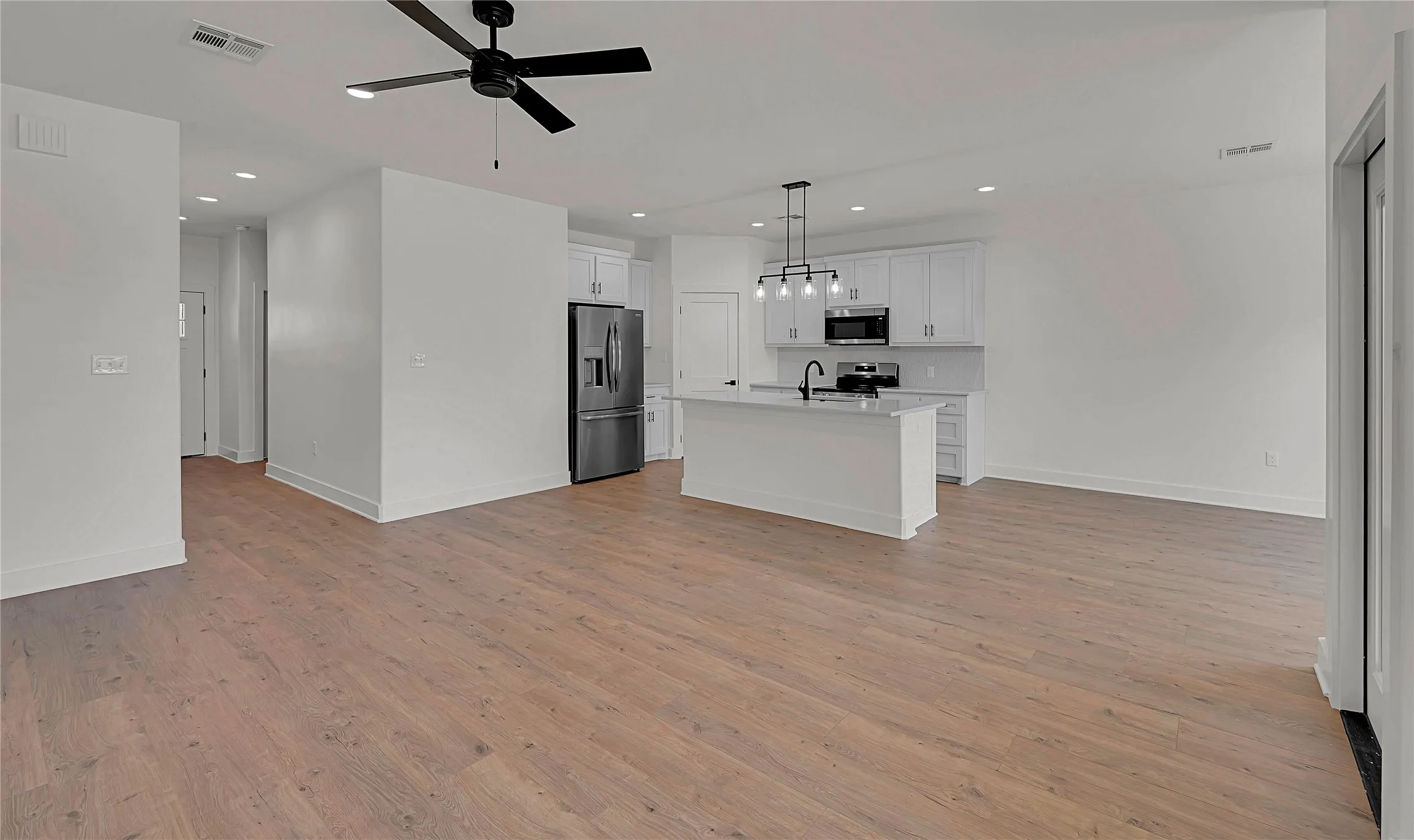 Single Family Residence For Sale in Bosque County , 806 S Avenue Q, Clifton, Texas 76634, 3 Bedroom, 2 Bathroom, 2 Garage spaces, 1,500 Sqft, built in 2026, mls#21312778, Real Estate Agent in Clifton, Homes For Sale in Bosque county, Homes For Sale in Clifton, Realtor in Clifton Texas, Real Estate Brokerage Independent Realty Texas, Luminita Cordes Realtor