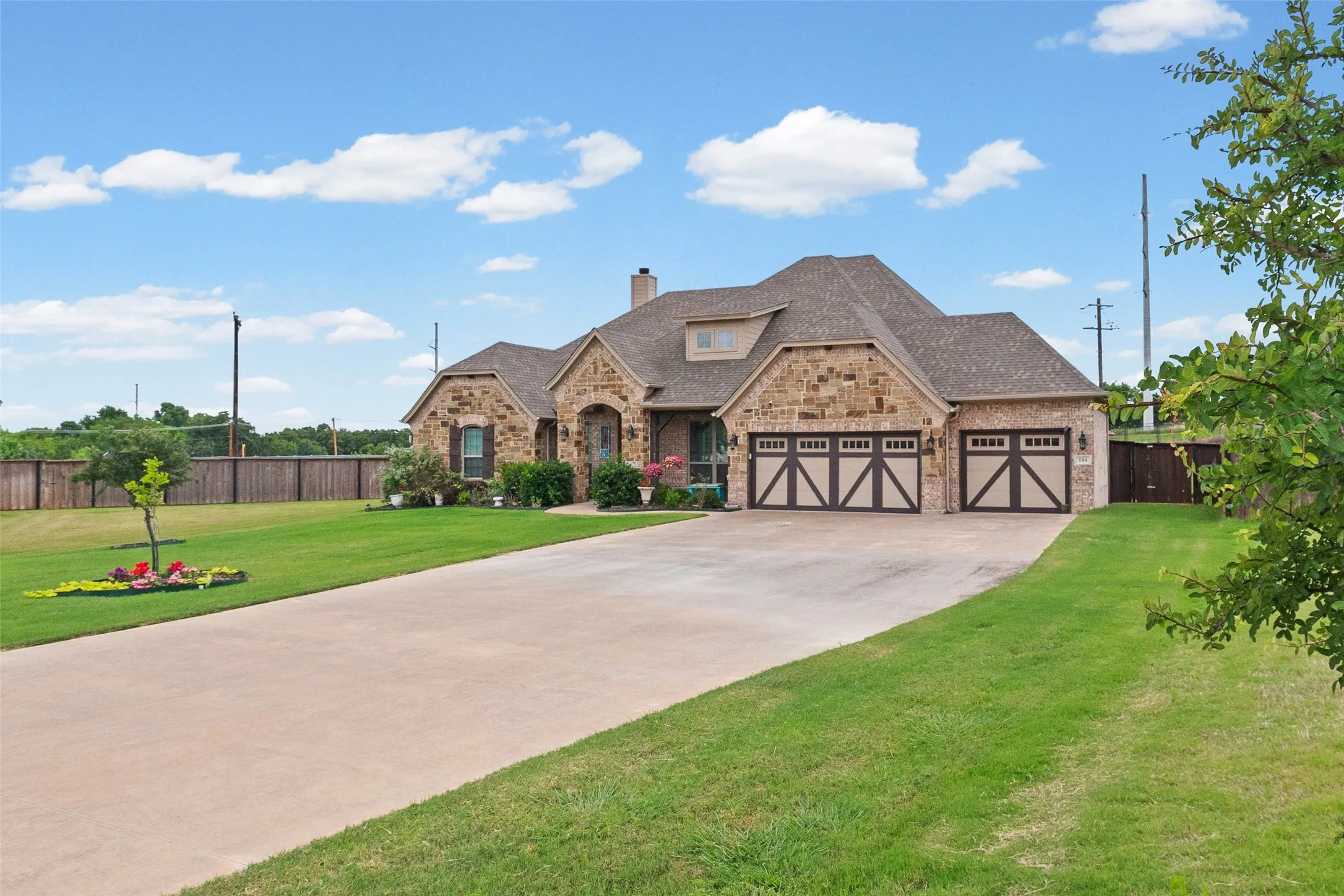 Single Family Residence For Sale in Parker County , 104 Lagrange Court, Weatherford, Texas 76088, 4 Bedroom, 3 Bathroom, 3 Garage spaces, 2,589 Sqft, built in 2018, mls#21312805, Real Estate Agent in Weatherford, Homes For Sale in Parker county, Homes For Sale in Weatherford, Realtor in Weatherford Texas, Real Estate Brokerage Independent Realty Texas, Luminita Cordes Realtor