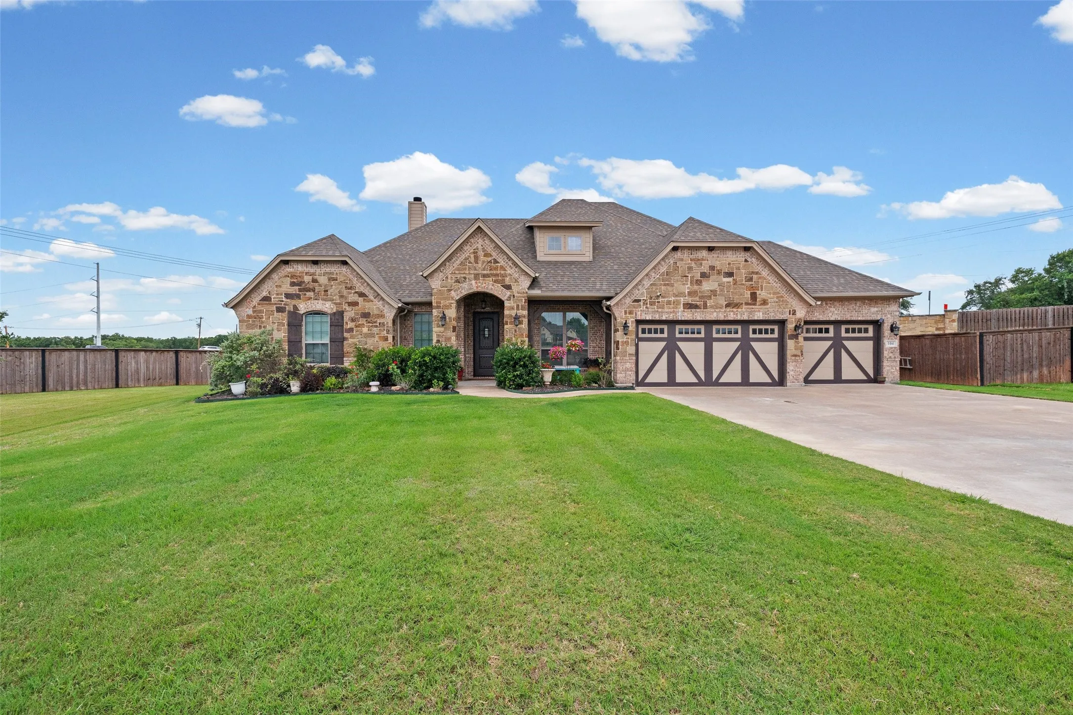 Single Family Residence For Sale in Parker County , 104 Lagrange Court, Weatherford, Texas 76088, 4 Bedroom, 3 Bathroom, 3 Garage spaces, 2,589 Sqft, built in 2018, mls#21312805, Real Estate Agent in Weatherford, Homes For Sale in Parker county, Homes For Sale in Weatherford, Realtor in Weatherford Texas, Real Estate Brokerage Independent Realty Texas, Luminita Cordes Realtor