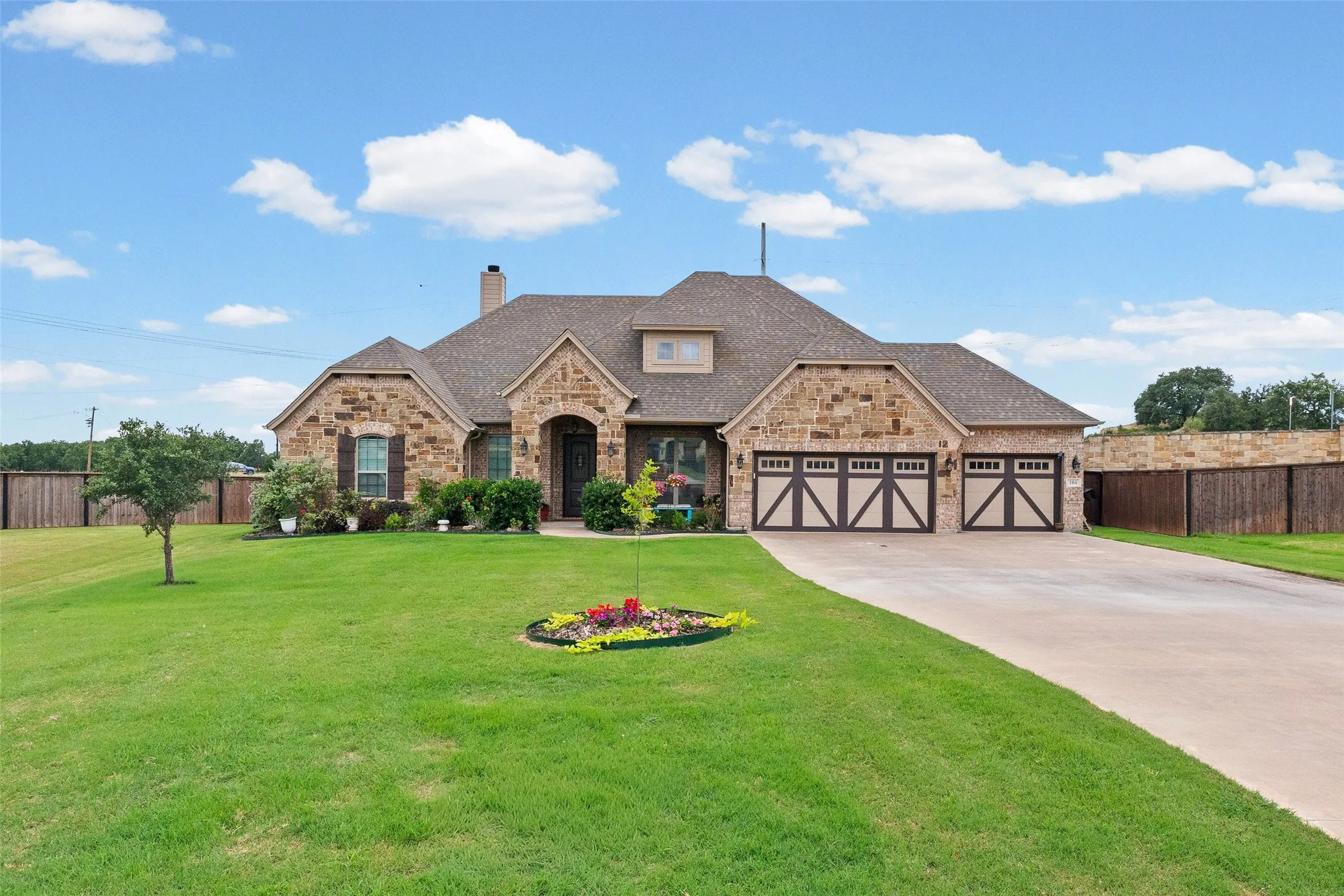 Single Family Residence For Sale in Parker County , 104 Lagrange Court, Weatherford, Texas 76088, 4 Bedroom, 3 Bathroom, 3 Garage spaces, 2,589 Sqft, built in 2018, mls#21312805, Real Estate Agent in Weatherford, Homes For Sale in Parker county, Homes For Sale in Weatherford, Realtor in Weatherford Texas, Real Estate Brokerage Independent Realty Texas, Luminita Cordes Realtor