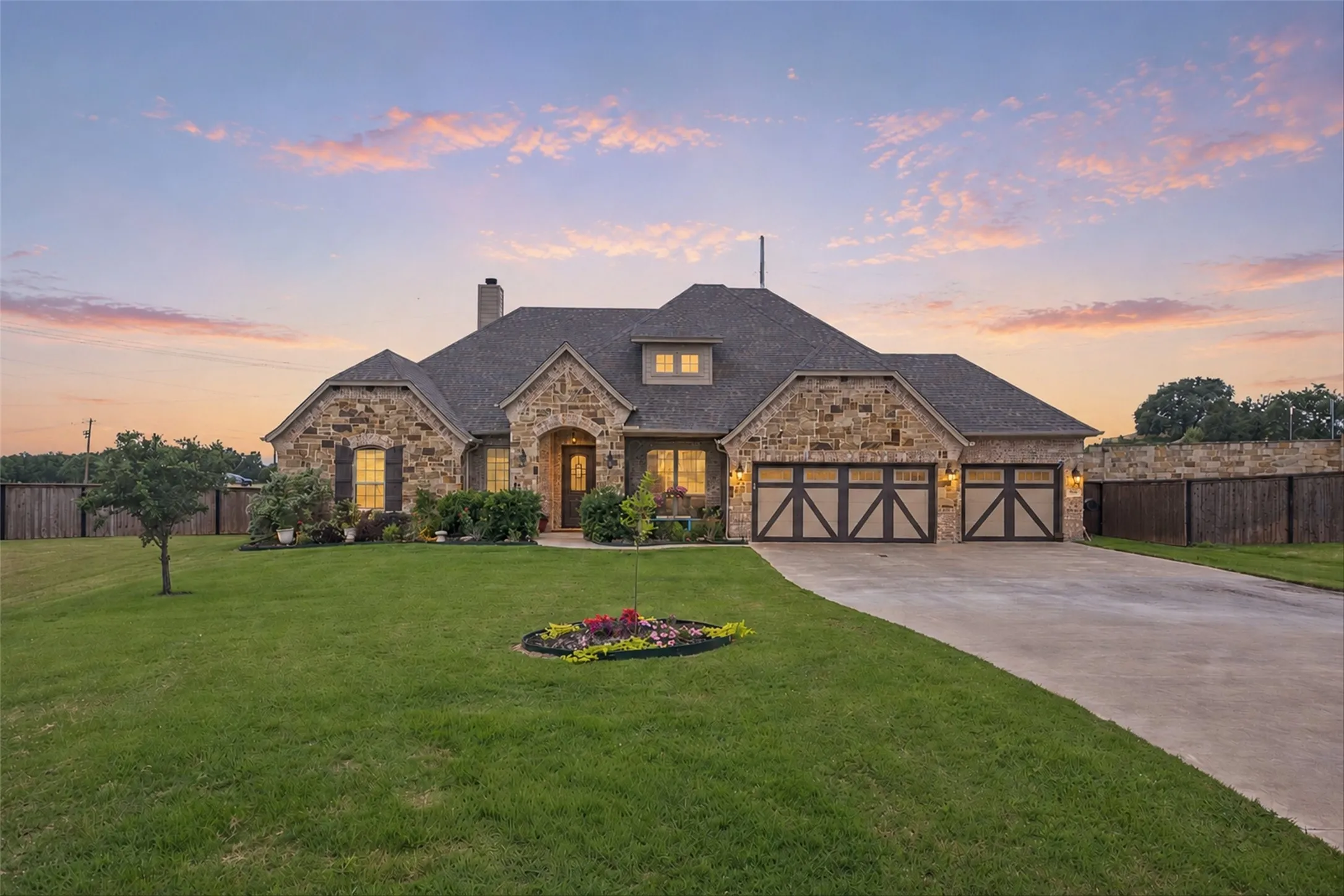 Single Family Residence For Sale in Parker County , 104 Lagrange Court, Weatherford, Texas 76088, 4 Bedroom, 3 Bathroom, 3 Garage spaces, 2,589 Sqft, built in 2018, mls#21312805, Real Estate Agent in Weatherford, Homes For Sale in Parker county, Homes For Sale in Weatherford, Realtor in Weatherford Texas, Real Estate Brokerage Independent Realty Texas, Luminita Cordes Realtor