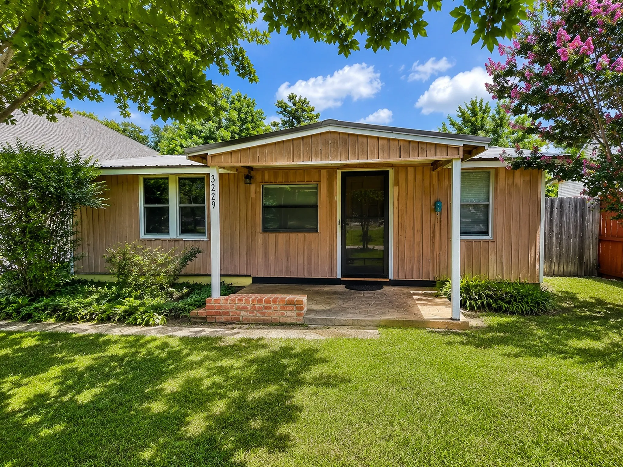 Single Family Residence For Sale in Tarrant County , 3229 Hiawatha Trail, Lake Worth, Texas 76135, 2 Bedroom, 1 Bathroom, Garage spaces, 990 Sqft, built in 1953, mls#21312508, Real Estate Agent in Lake Worth, Homes For Sale in Tarrant county, Homes For Sale in Lake Worth, Realtor in Lake Worth Texas, Real Estate Brokerage Independent Realty Texas, Luminita Cordes Realtor