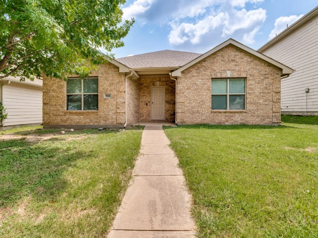 Single Family Residence For Sale in Dallas County , 7832 Kansas Avenue, Dallas, Texas 75241, 3 Bedroom, 2 Bathroom, 2 Garage spaces, 1,517 Sqft, built in 2010, mls#21312888, Real Estate Agent in Dallas, Homes For Sale in Dallas county, Homes For Sale in Dallas, Realtor in Dallas Texas, Real Estate Brokerage Independent Realty Texas, Luminita Cordes Realtor