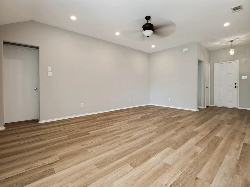 Single Family Residence For Sale in Dallas County , 7832 Kansas Avenue, Dallas, Texas 75241, 3 Bedroom, 2 Bathroom, 2 Garage spaces, 1,517 Sqft, built in 2010, mls#21312888, Real Estate Agent in Dallas, Homes For Sale in Dallas county, Homes For Sale in Dallas, Realtor in Dallas Texas, Real Estate Brokerage Independent Realty Texas, Luminita Cordes Realtor