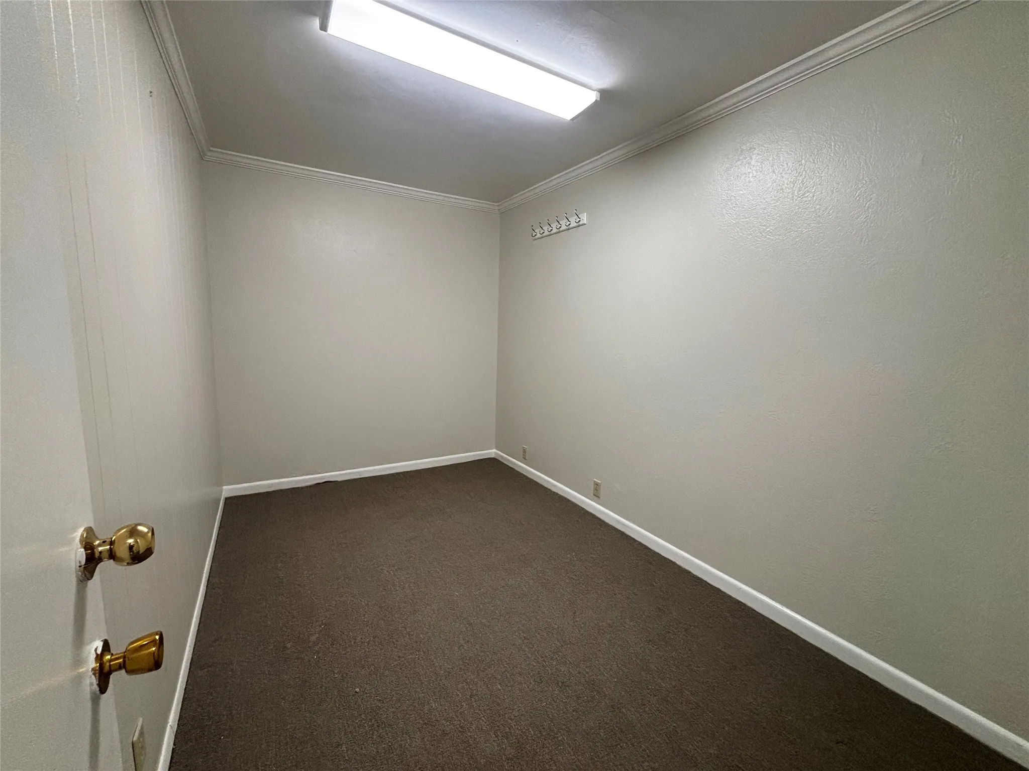 Wall-to-wall carpeting and neutral wall tones