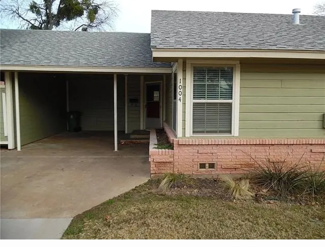 Duplex For Rent in Tarrant County , 1004 W Wall Street W, Grapevine, Texas 76051, 2 Bedroom, 1 Bathroom, Garage spaces, 972 Sqft, built in 1956, mls#21312899, Real Estate Agent in Grapevine, Homes For Rent in Tarrant county, Homes For Rent in Grapevine, Realtor in Grapevine Texas, Real Estate Brokerage Independent Realty Texas, Luminita Cordes Realtor