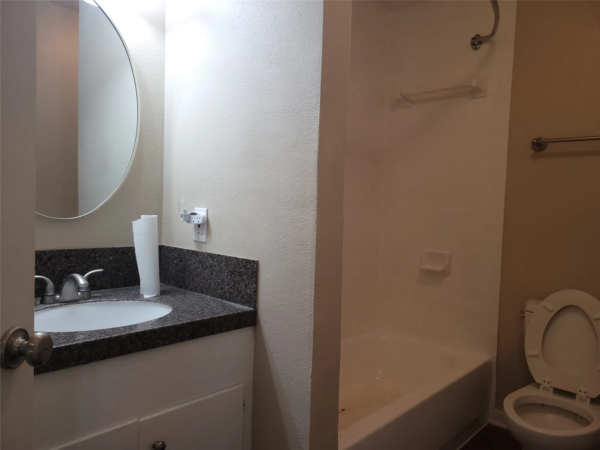 Duplex For Rent in Tarrant County , 1004 W Wall Street W, Grapevine, Texas 76051, 2 Bedroom, 1 Bathroom, Garage spaces, 972 Sqft, built in 1956, mls#21312899, Real Estate Agent in Grapevine, Homes For Rent in Tarrant county, Homes For Rent in Grapevine, Realtor in Grapevine Texas, Real Estate Brokerage Independent Realty Texas, Luminita Cordes Realtor