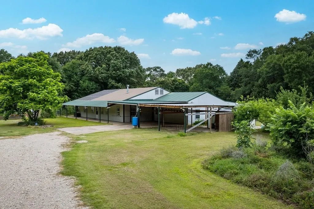 Single Family Residence For Sale in Kaufman County , 15800 County Road 4009, Mabank, Texas 75147, 4 Bedroom, 3 Bathroom, 2 Garage spaces, 2,400 Sqft, built in 2001, mls#21309072, Real Estate Agent in Mabank, Homes For Sale in Kaufman county, Homes For Sale in Mabank, Realtor in Mabank Texas, Real Estate Brokerage Independent Realty Texas, Luminita Cordes Realtor