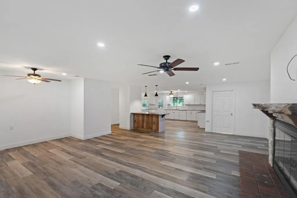 Single Family Residence For Sale in Kaufman County , 15800 County Road 4009, Mabank, Texas 75147, 4 Bedroom, 3 Bathroom, 2 Garage spaces, 2,400 Sqft, built in 2001, mls#21309072, Real Estate Agent in Mabank, Homes For Sale in Kaufman county, Homes For Sale in Mabank, Realtor in Mabank Texas, Real Estate Brokerage Independent Realty Texas, Luminita Cordes Realtor