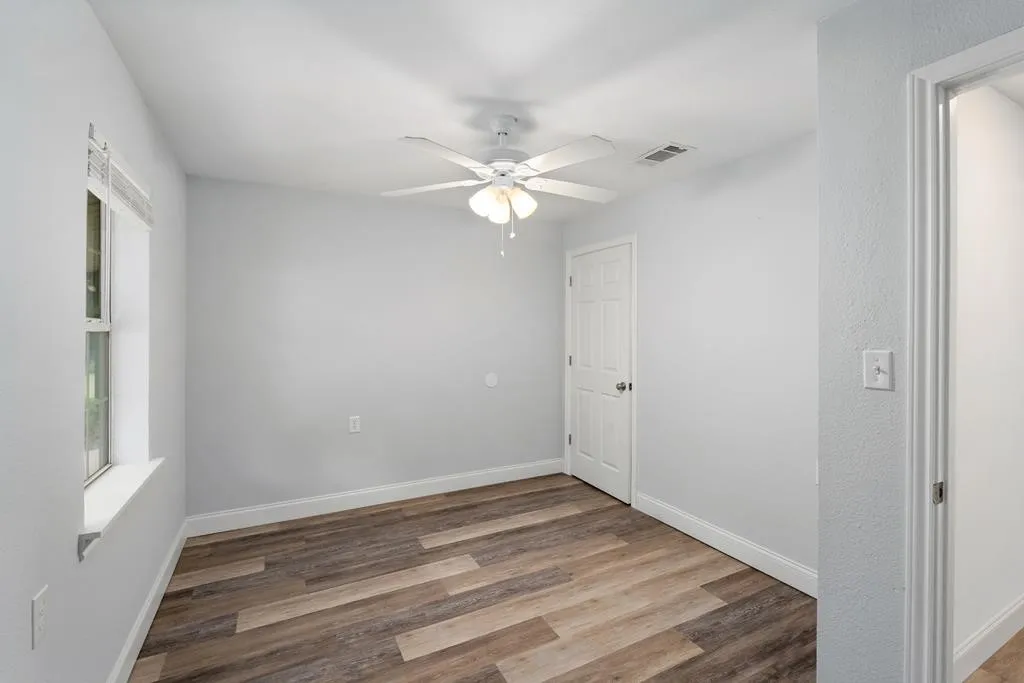Single Family Residence For Sale in Kaufman County , 15800 County Road 4009, Mabank, Texas 75147, 4 Bedroom, 3 Bathroom, 2 Garage spaces, 2,400 Sqft, built in 2001, mls#21309072, Real Estate Agent in Mabank, Homes For Sale in Kaufman county, Homes For Sale in Mabank, Realtor in Mabank Texas, Real Estate Brokerage Independent Realty Texas, Luminita Cordes Realtor