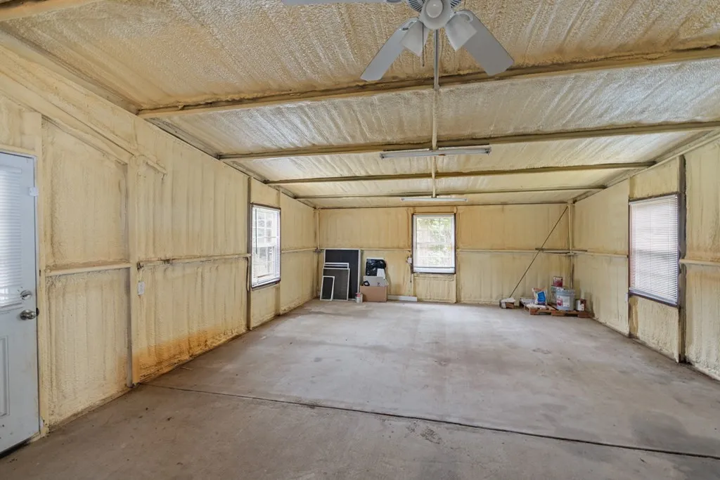 Single Family Residence For Sale in Kaufman County , 15800 County Road 4009, Mabank, Texas 75147, 4 Bedroom, 3 Bathroom, 2 Garage spaces, 2,400 Sqft, built in 2001, mls#21309072, Real Estate Agent in Mabank, Homes For Sale in Kaufman county, Homes For Sale in Mabank, Realtor in Mabank Texas, Real Estate Brokerage Independent Realty Texas, Luminita Cordes Realtor