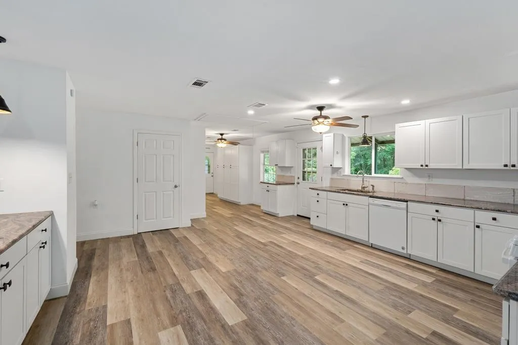 Single Family Residence For Sale in Kaufman County , 15800 County Road 4009, Mabank, Texas 75147, 4 Bedroom, 3 Bathroom, 2 Garage spaces, 2,400 Sqft, built in 2001, mls#21309072, Real Estate Agent in Mabank, Homes For Sale in Kaufman county, Homes For Sale in Mabank, Realtor in Mabank Texas, Real Estate Brokerage Independent Realty Texas, Luminita Cordes Realtor