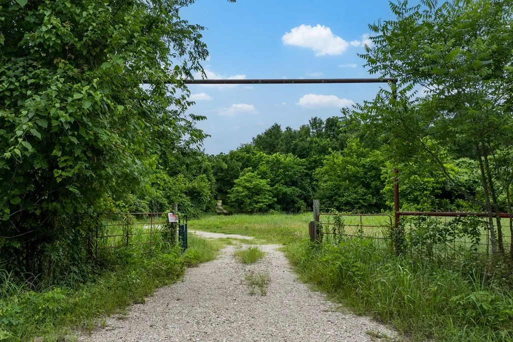 Single Family Residence For Sale in Kaufman County , 15800 County Road 4009, Mabank, Texas 75147, 4 Bedroom, 3 Bathroom, 2 Garage spaces, 2,400 Sqft, built in 2001, mls#21309072, Real Estate Agent in Mabank, Homes For Sale in Kaufman county, Homes For Sale in Mabank, Realtor in Mabank Texas, Real Estate Brokerage Independent Realty Texas, Luminita Cordes Realtor