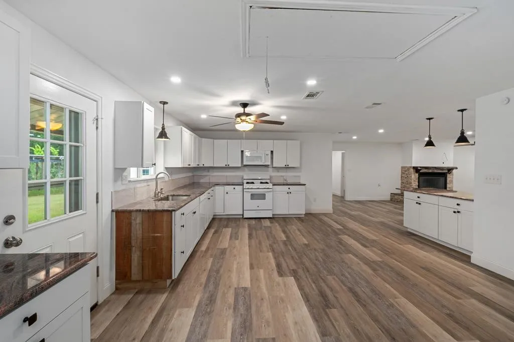Single Family Residence For Sale in Kaufman County , 15800 County Road 4009, Mabank, Texas 75147, 4 Bedroom, 3 Bathroom, 2 Garage spaces, 2,400 Sqft, built in 2001, mls#21309072, Real Estate Agent in Mabank, Homes For Sale in Kaufman county, Homes For Sale in Mabank, Realtor in Mabank Texas, Real Estate Brokerage Independent Realty Texas, Luminita Cordes Realtor