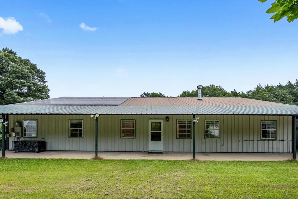 Single Family Residence For Sale in Kaufman County , 15800 County Road 4009, Mabank, Texas 75147, 4 Bedroom, 3 Bathroom, 2 Garage spaces, 2,400 Sqft, built in 2001, mls#21309072, Real Estate Agent in Mabank, Homes For Sale in Kaufman county, Homes For Sale in Mabank, Realtor in Mabank Texas, Real Estate Brokerage Independent Realty Texas, Luminita Cordes Realtor