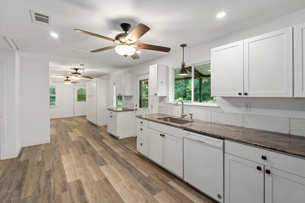 Single Family Residence For Sale in Kaufman County , 15800 County Road 4009, Mabank, Texas 75147, 4 Bedroom, 3 Bathroom, 2 Garage spaces, 2,400 Sqft, built in 2001, mls#21309072, Real Estate Agent in Mabank, Homes For Sale in Kaufman county, Homes For Sale in Mabank, Realtor in Mabank Texas, Real Estate Brokerage Independent Realty Texas, Luminita Cordes Realtor