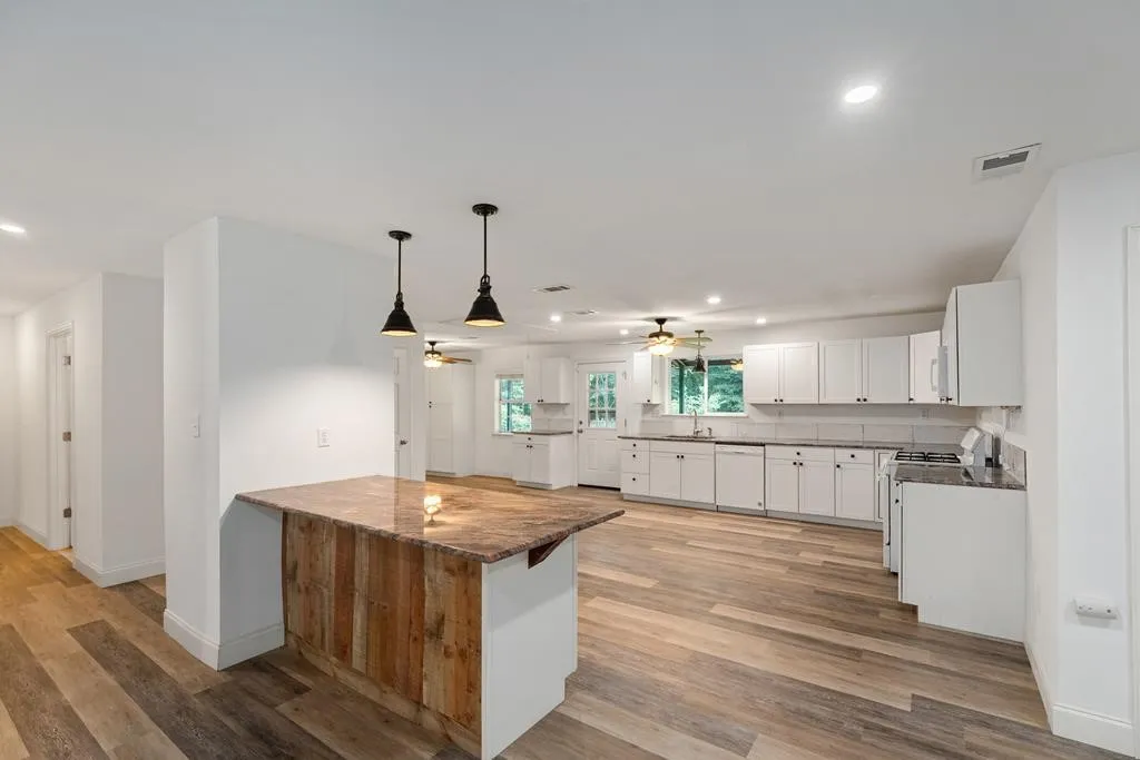 Single Family Residence For Sale in Kaufman County , 15800 County Road 4009, Mabank, Texas 75147, 4 Bedroom, 3 Bathroom, 2 Garage spaces, 2,400 Sqft, built in 2001, mls#21309072, Real Estate Agent in Mabank, Homes For Sale in Kaufman county, Homes For Sale in Mabank, Realtor in Mabank Texas, Real Estate Brokerage Independent Realty Texas, Luminita Cordes Realtor