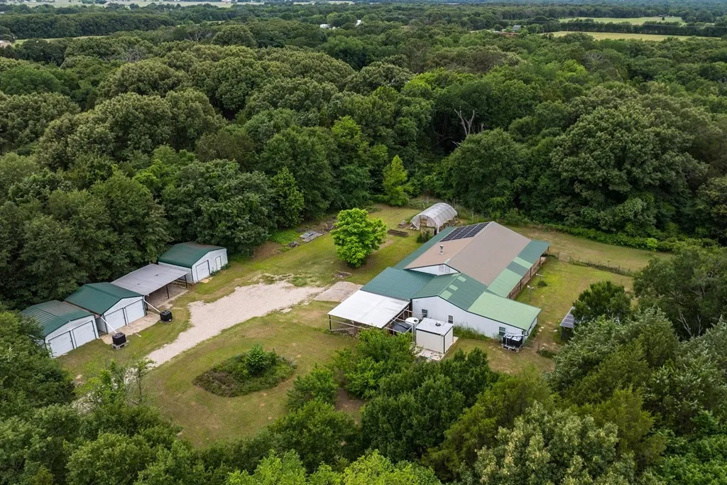 Single Family Residence For Sale in Kaufman County , 15800 County Road 4009, Mabank, Texas 75147, 4 Bedroom, 3 Bathroom, 2 Garage spaces, 2,400 Sqft, built in 2001, mls#21309072, Real Estate Agent in Mabank, Homes For Sale in Kaufman county, Homes For Sale in Mabank, Realtor in Mabank Texas, Real Estate Brokerage Independent Realty Texas, Luminita Cordes Realtor
