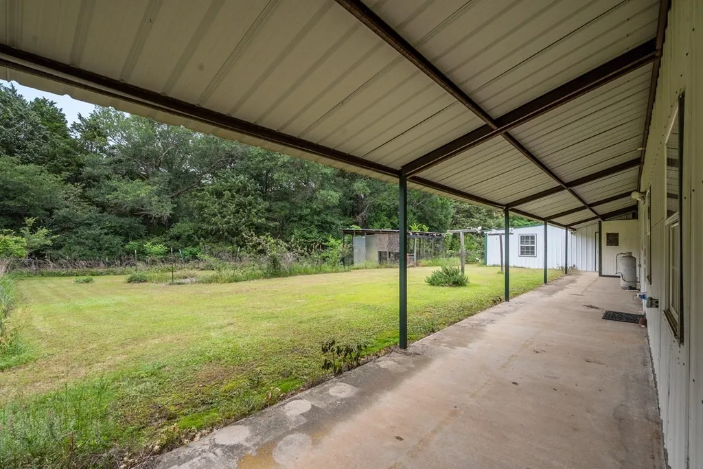 Single Family Residence For Sale in Kaufman County , 15800 County Road 4009, Mabank, Texas 75147, 4 Bedroom, 3 Bathroom, 2 Garage spaces, 2,400 Sqft, built in 2001, mls#21309072, Real Estate Agent in Mabank, Homes For Sale in Kaufman county, Homes For Sale in Mabank, Realtor in Mabank Texas, Real Estate Brokerage Independent Realty Texas, Luminita Cordes Realtor