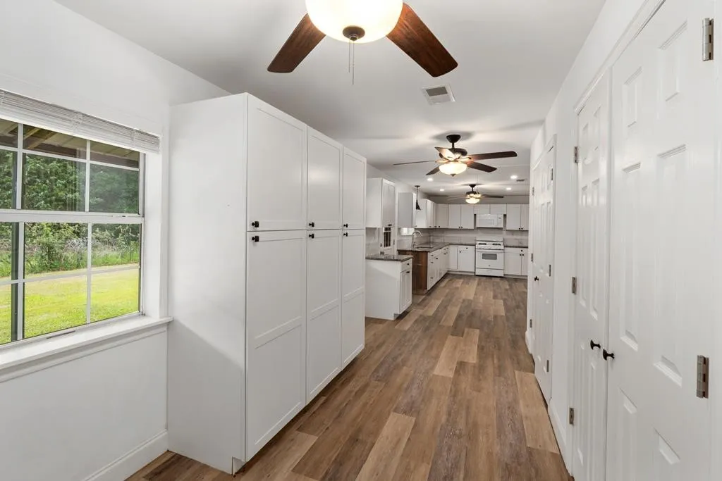 Single Family Residence For Sale in Kaufman County , 15800 County Road 4009, Mabank, Texas 75147, 4 Bedroom, 3 Bathroom, 2 Garage spaces, 2,400 Sqft, built in 2001, mls#21309072, Real Estate Agent in Mabank, Homes For Sale in Kaufman county, Homes For Sale in Mabank, Realtor in Mabank Texas, Real Estate Brokerage Independent Realty Texas, Luminita Cordes Realtor