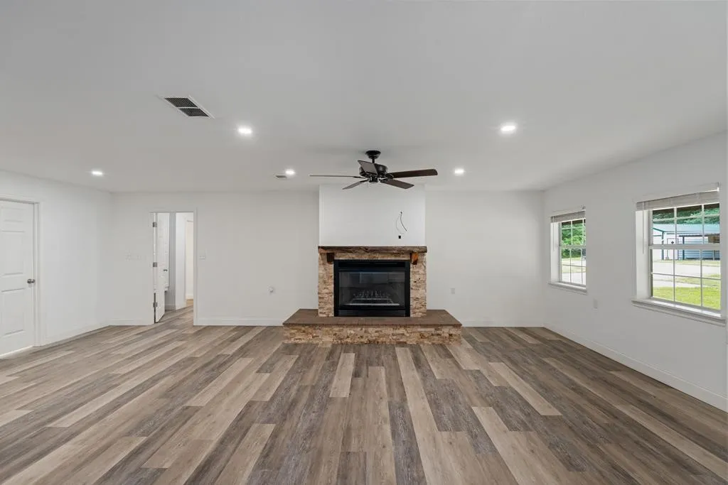 Single Family Residence For Sale in Kaufman County , 15800 County Road 4009, Mabank, Texas 75147, 4 Bedroom, 3 Bathroom, 2 Garage spaces, 2,400 Sqft, built in 2001, mls#21309072, Real Estate Agent in Mabank, Homes For Sale in Kaufman county, Homes For Sale in Mabank, Realtor in Mabank Texas, Real Estate Brokerage Independent Realty Texas, Luminita Cordes Realtor