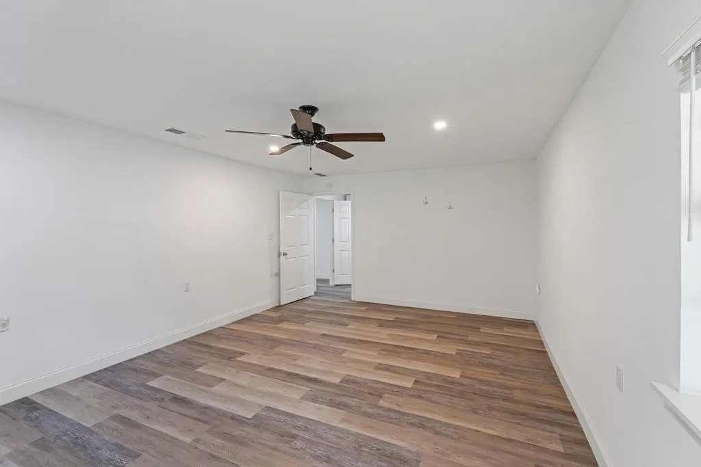 Single Family Residence For Sale in Kaufman County , 15800 County Road 4009, Mabank, Texas 75147, 4 Bedroom, 3 Bathroom, 2 Garage spaces, 2,400 Sqft, built in 2001, mls#21309072, Real Estate Agent in Mabank, Homes For Sale in Kaufman county, Homes For Sale in Mabank, Realtor in Mabank Texas, Real Estate Brokerage Independent Realty Texas, Luminita Cordes Realtor