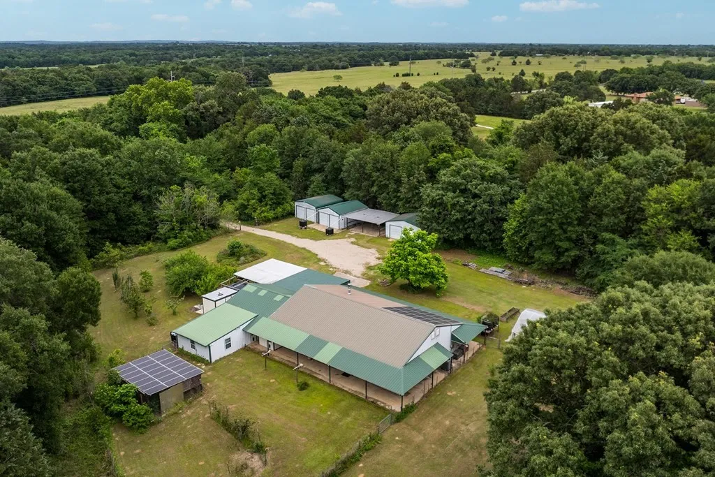 Single Family Residence For Sale in Kaufman County , 15800 County Road 4009, Mabank, Texas 75147, 4 Bedroom, 3 Bathroom, 2 Garage spaces, 2,400 Sqft, built in 2001, mls#21309072, Real Estate Agent in Mabank, Homes For Sale in Kaufman county, Homes For Sale in Mabank, Realtor in Mabank Texas, Real Estate Brokerage Independent Realty Texas, Luminita Cordes Realtor