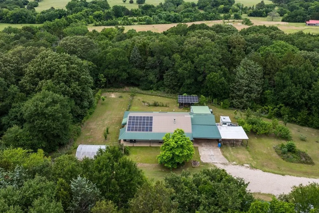 Single Family Residence For Sale in Kaufman County , 15800 County Road 4009, Mabank, Texas 75147, 4 Bedroom, 3 Bathroom, 2 Garage spaces, 2,400 Sqft, built in 2001, mls#21309072, Real Estate Agent in Mabank, Homes For Sale in Kaufman county, Homes For Sale in Mabank, Realtor in Mabank Texas, Real Estate Brokerage Independent Realty Texas, Luminita Cordes Realtor