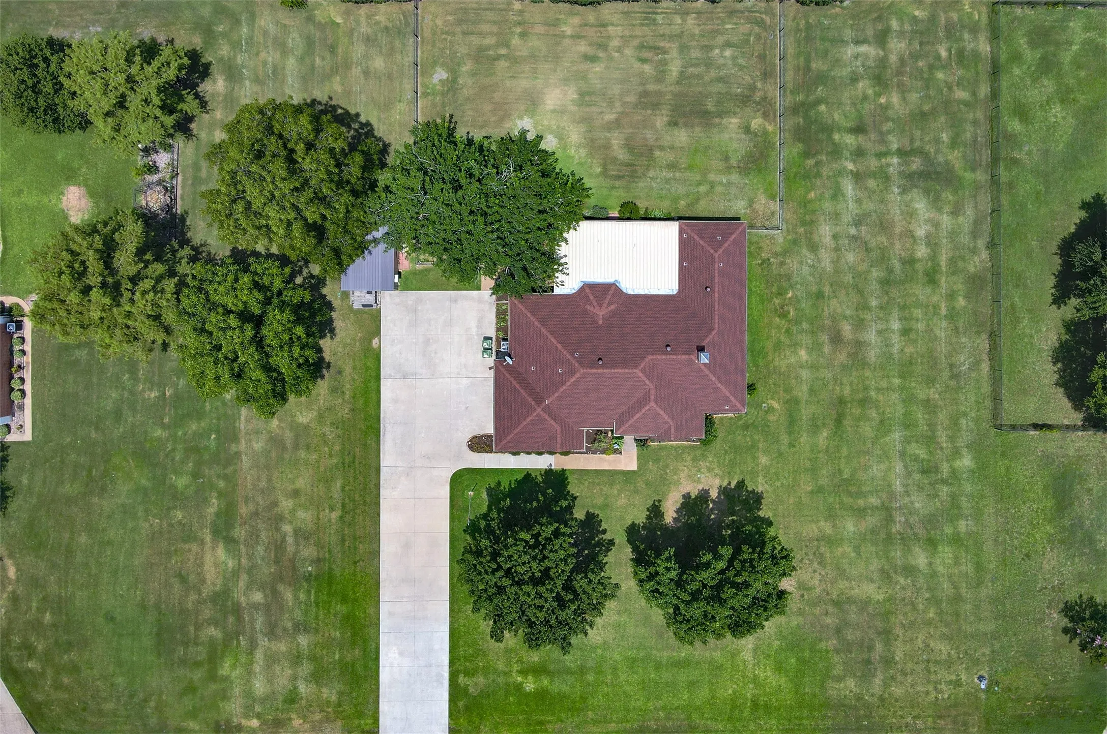 Single Family Residence For Sale in Kaufman County , 10614 Woodbridge Drive, Forney, Texas 75126, 3 Bedroom, 2 Bathroom, 2 Garage spaces, 2,077 Sqft, built in 1992, mls#21312906, Real Estate Agent in Forney, Homes For Sale in Kaufman county, Homes For Sale in Forney, Realtor in Forney Texas, Real Estate Brokerage Independent Realty Texas, Luminita Cordes Realtor