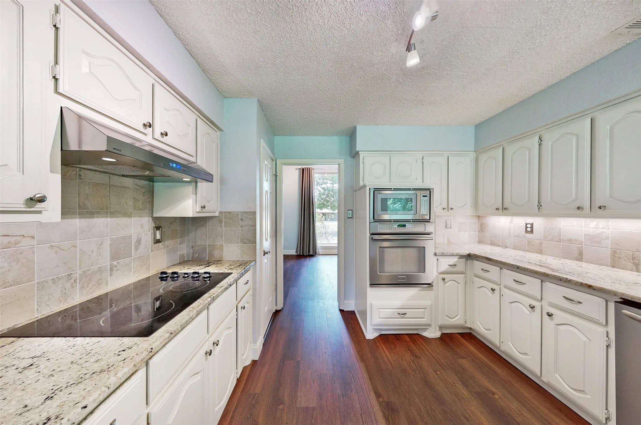 Single Family Residence For Sale in Kaufman County , 10614 Woodbridge Drive, Forney, Texas 75126, 3 Bedroom, 2 Bathroom, 2 Garage spaces, 2,077 Sqft, built in 1992, mls#21312906, Real Estate Agent in Forney, Homes For Sale in Kaufman county, Homes For Sale in Forney, Realtor in Forney Texas, Real Estate Brokerage Independent Realty Texas, Luminita Cordes Realtor